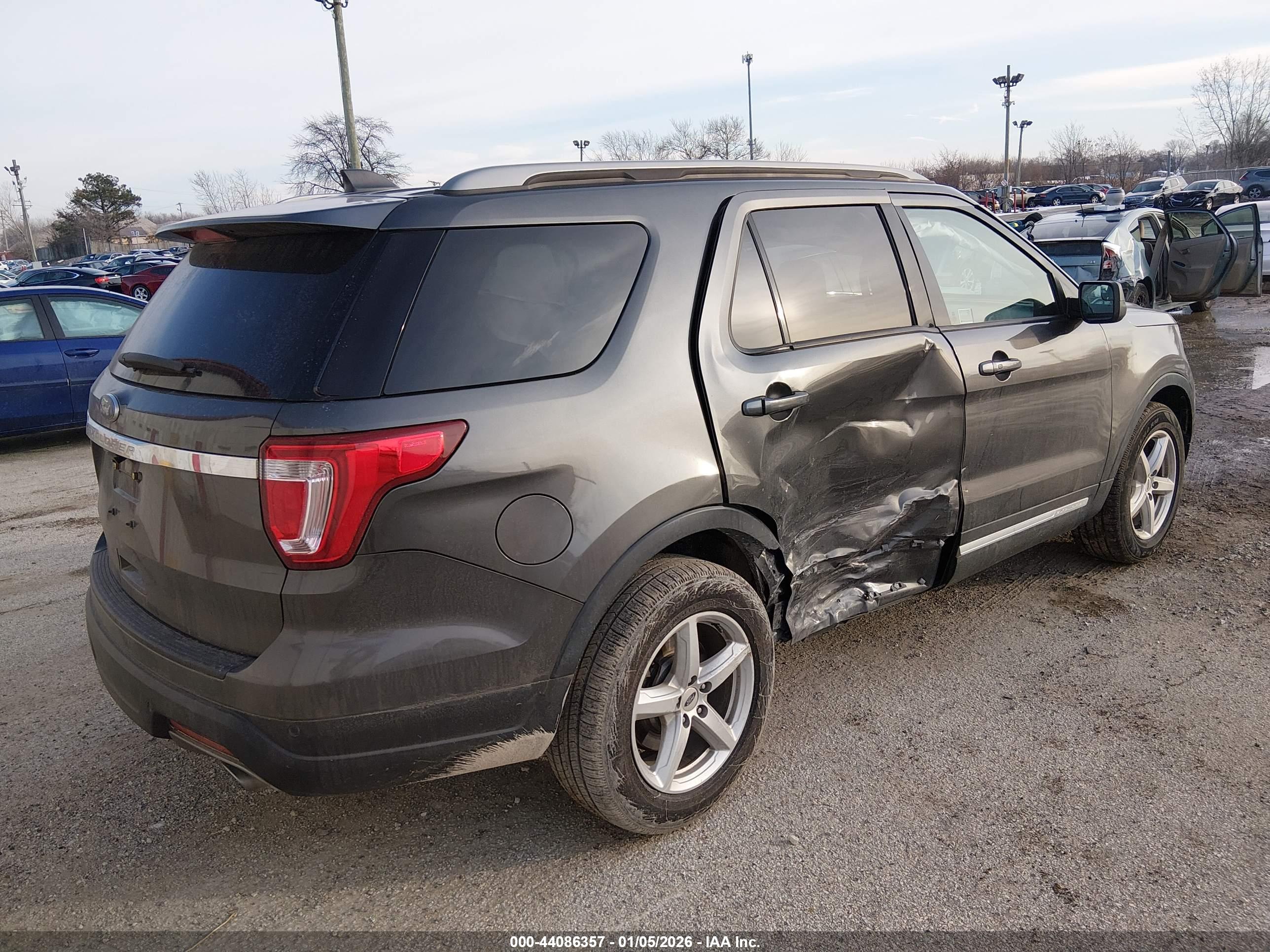 FORD EXPLORER image 4