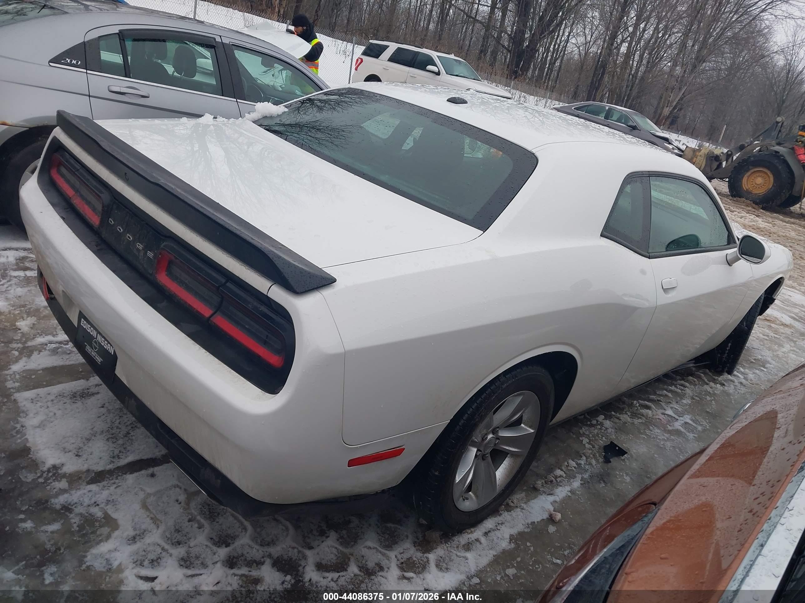 DODGE CHALLENGER image 4