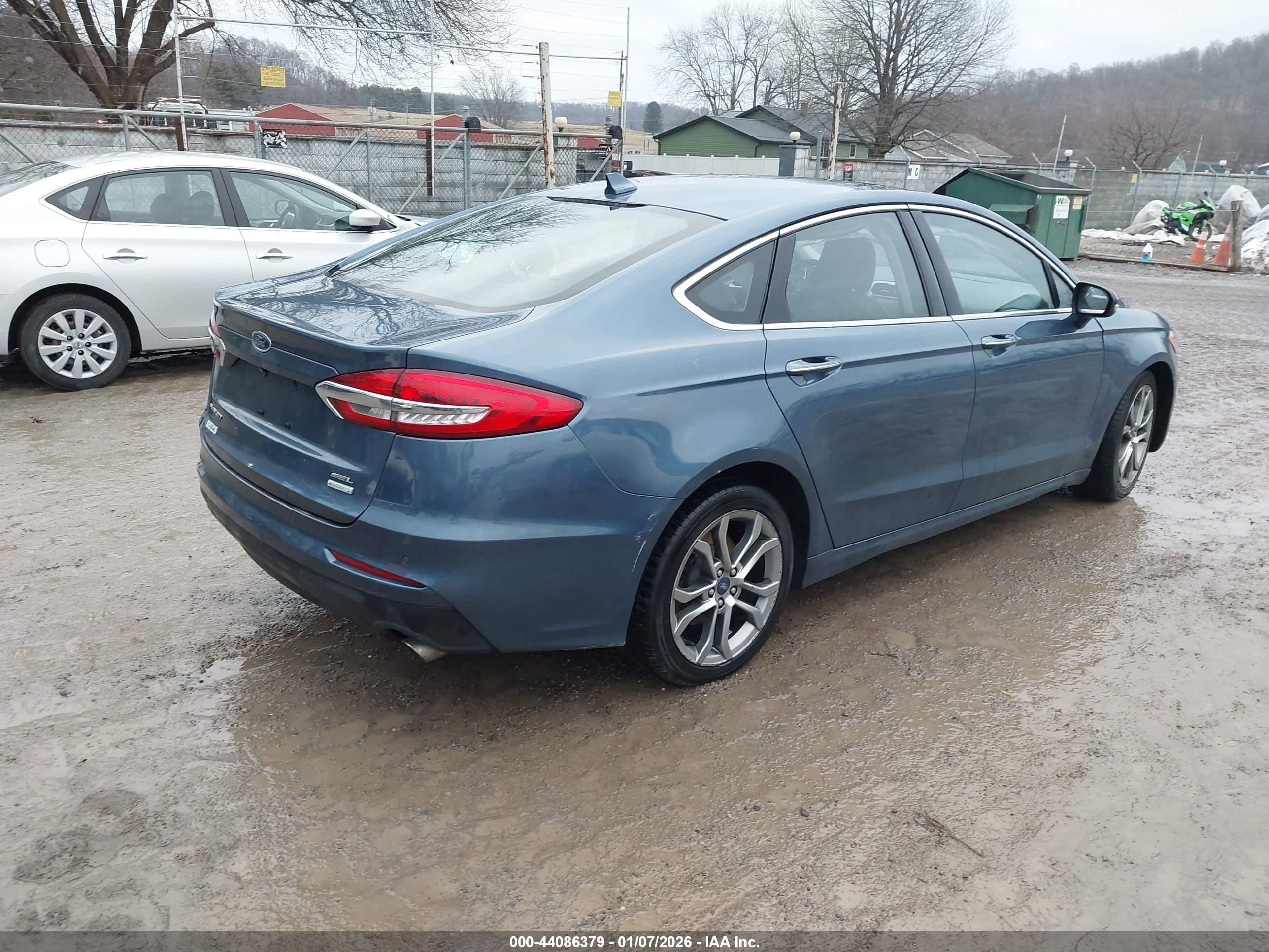 FORD FUSION image 4
