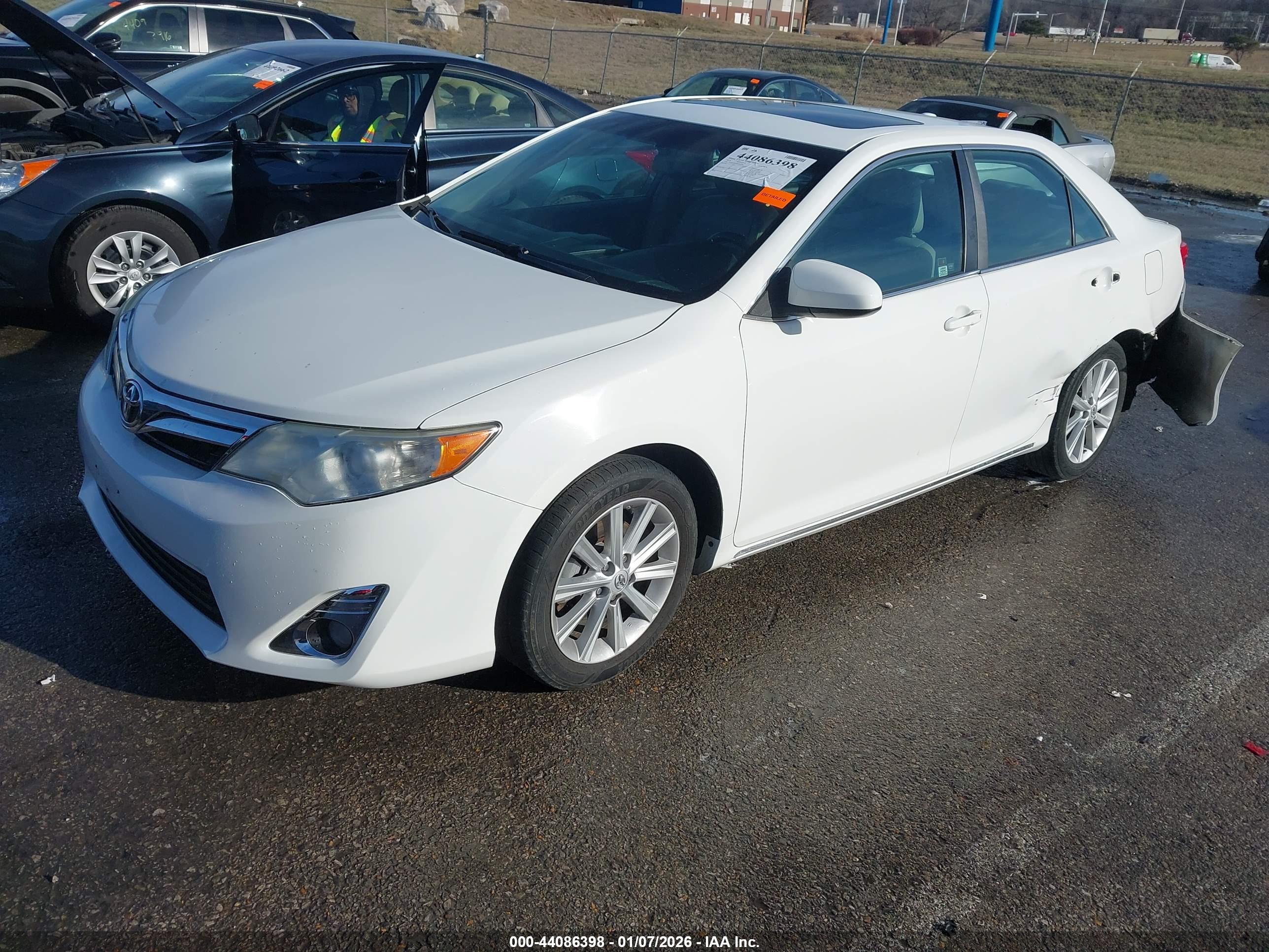 TOYOTA CAMRY image 2