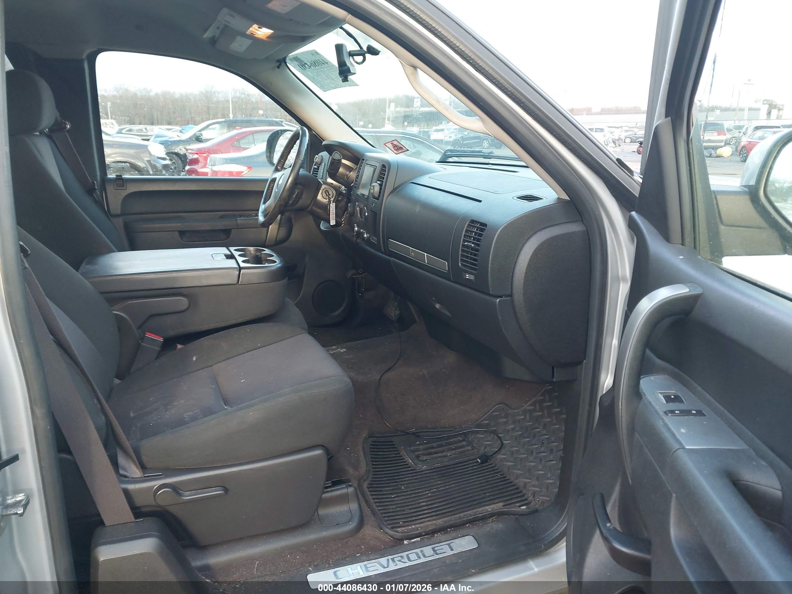 CHEVROLET SILVERADO image 5