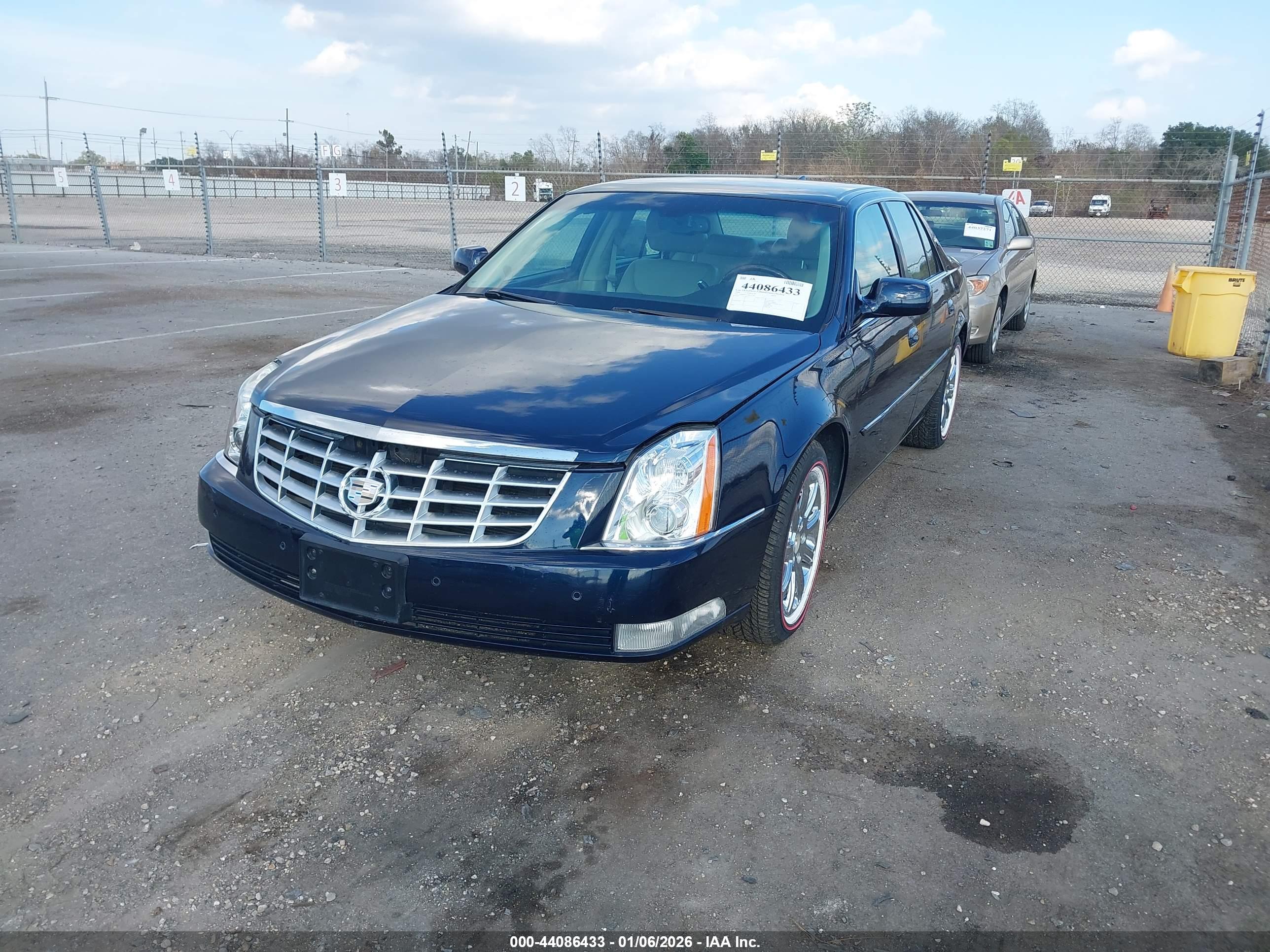 CADILLAC DTS image 2
