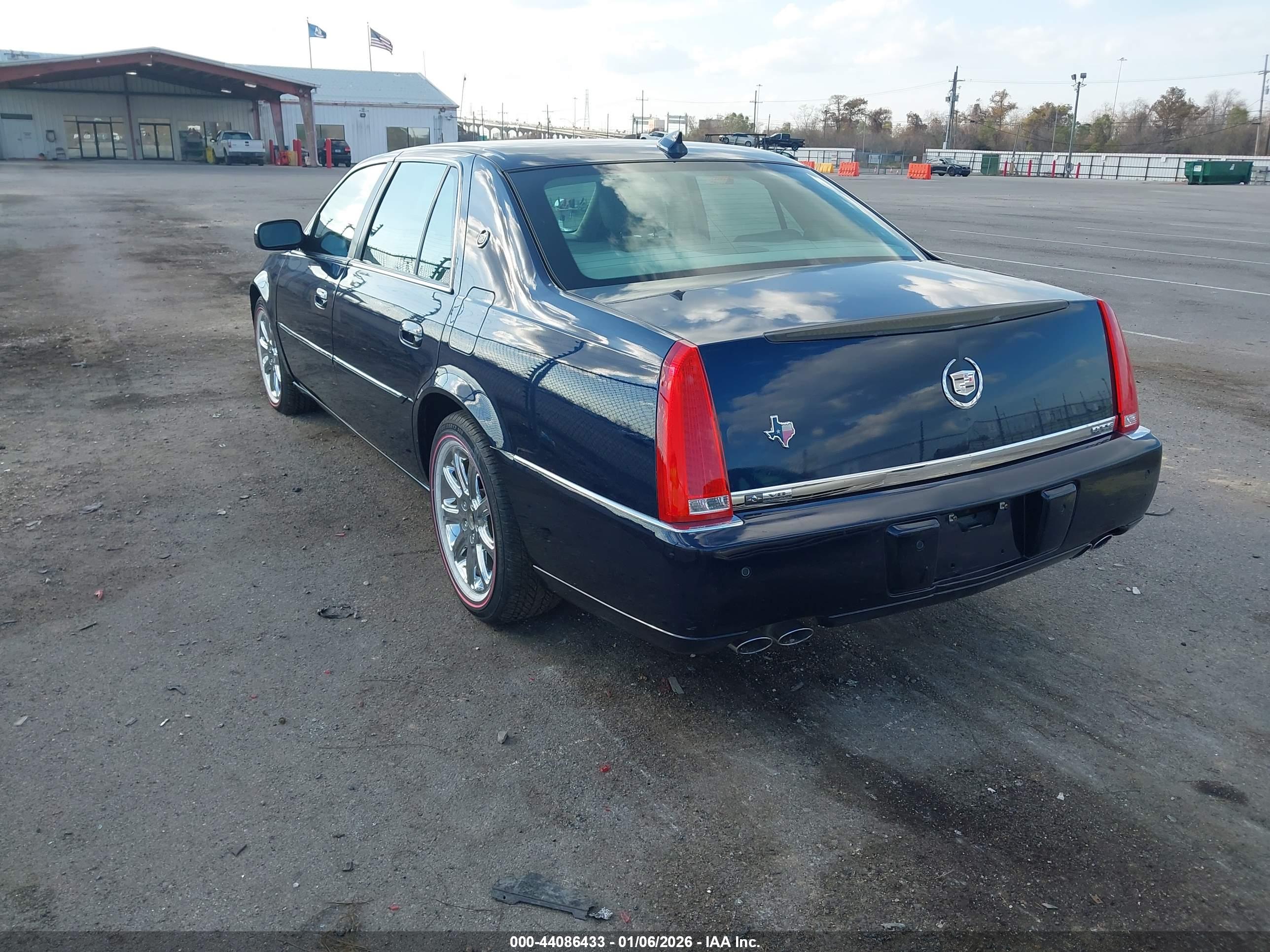 CADILLAC DTS image 3
