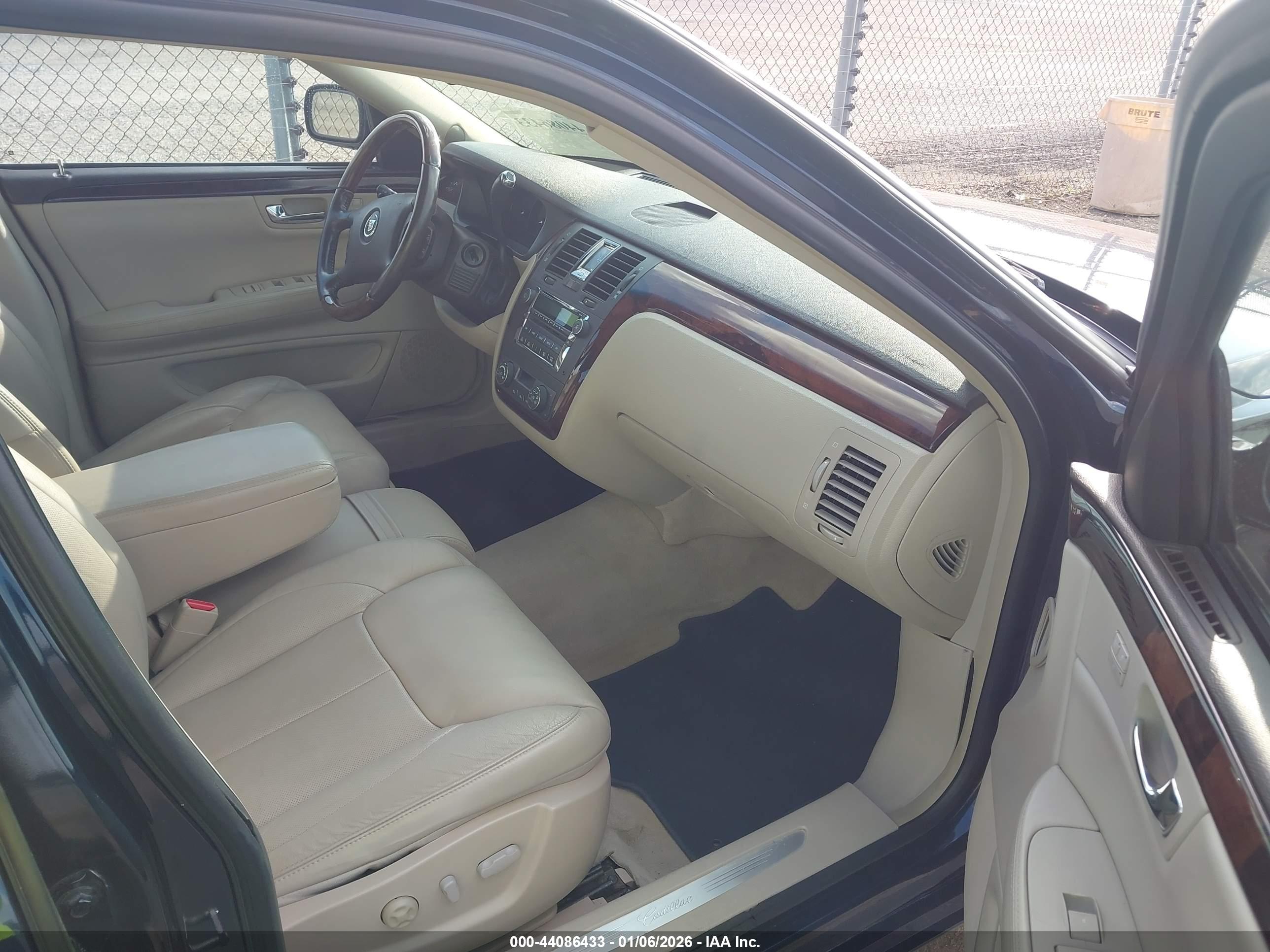 CADILLAC DTS image 5