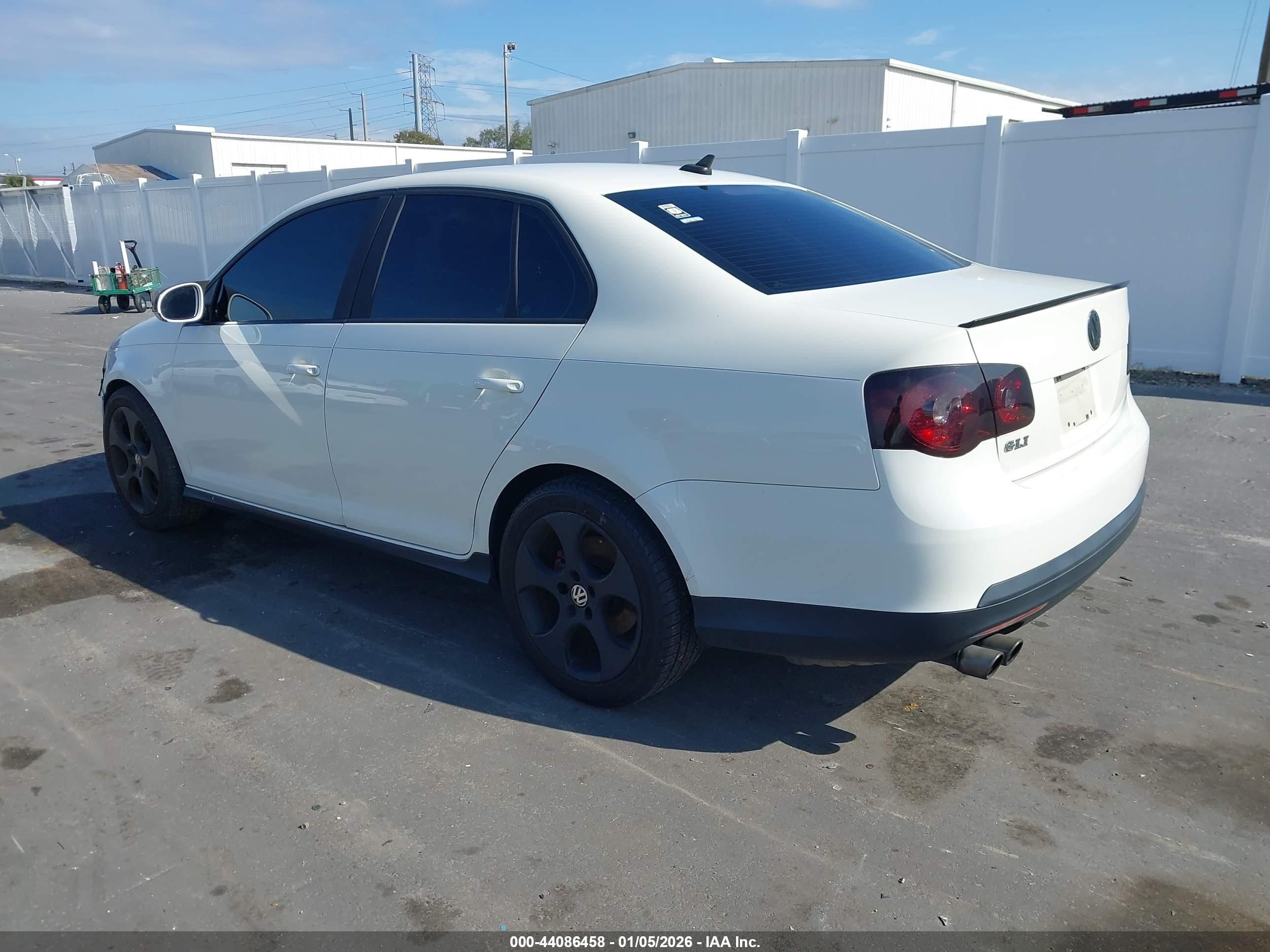 VOLKSWAGEN GLI image 3