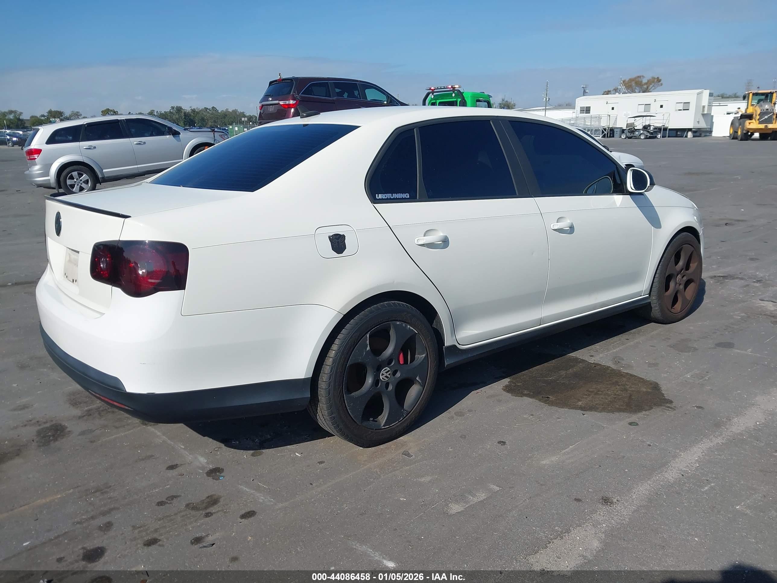 VOLKSWAGEN GLI image 4