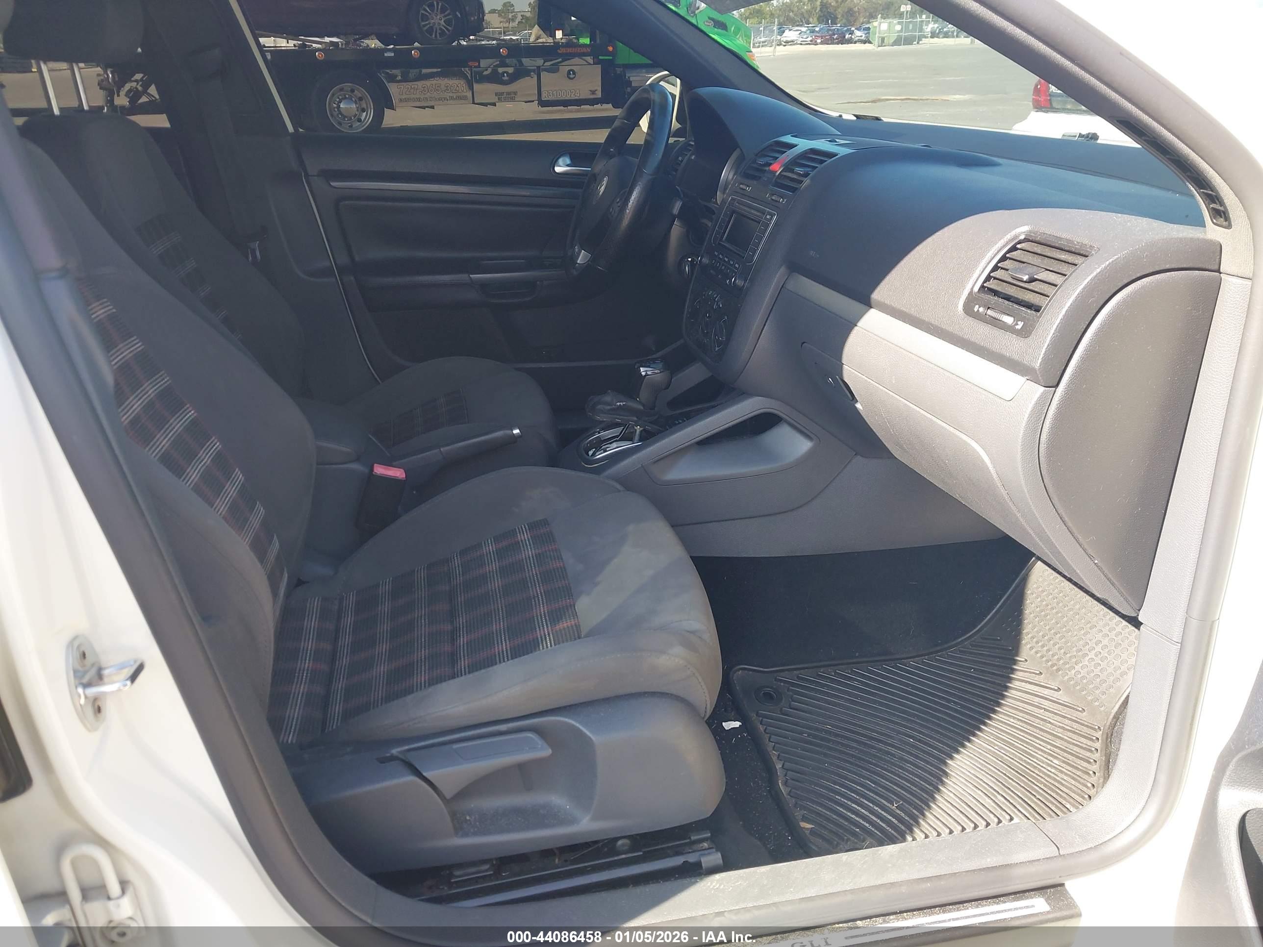 VOLKSWAGEN GLI image 5