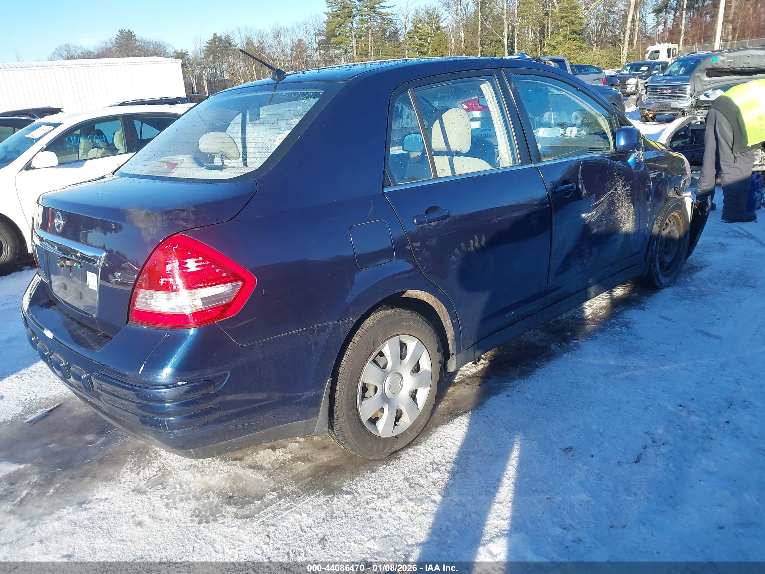 NISSAN VERSA image 4