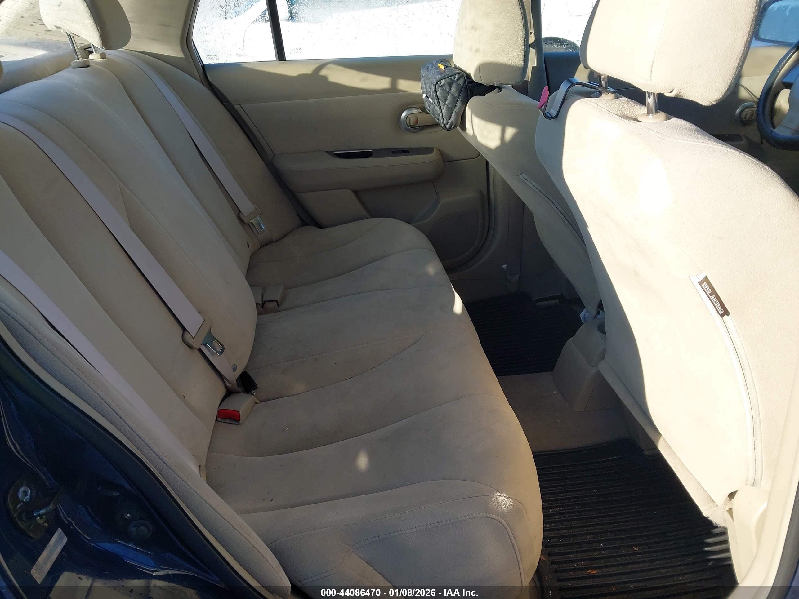 NISSAN VERSA image 8