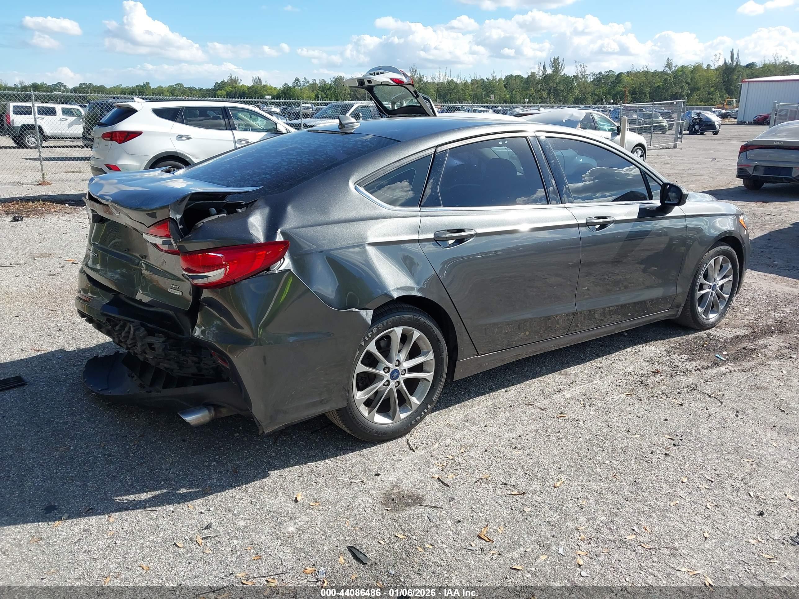 FORD FUSION image 4