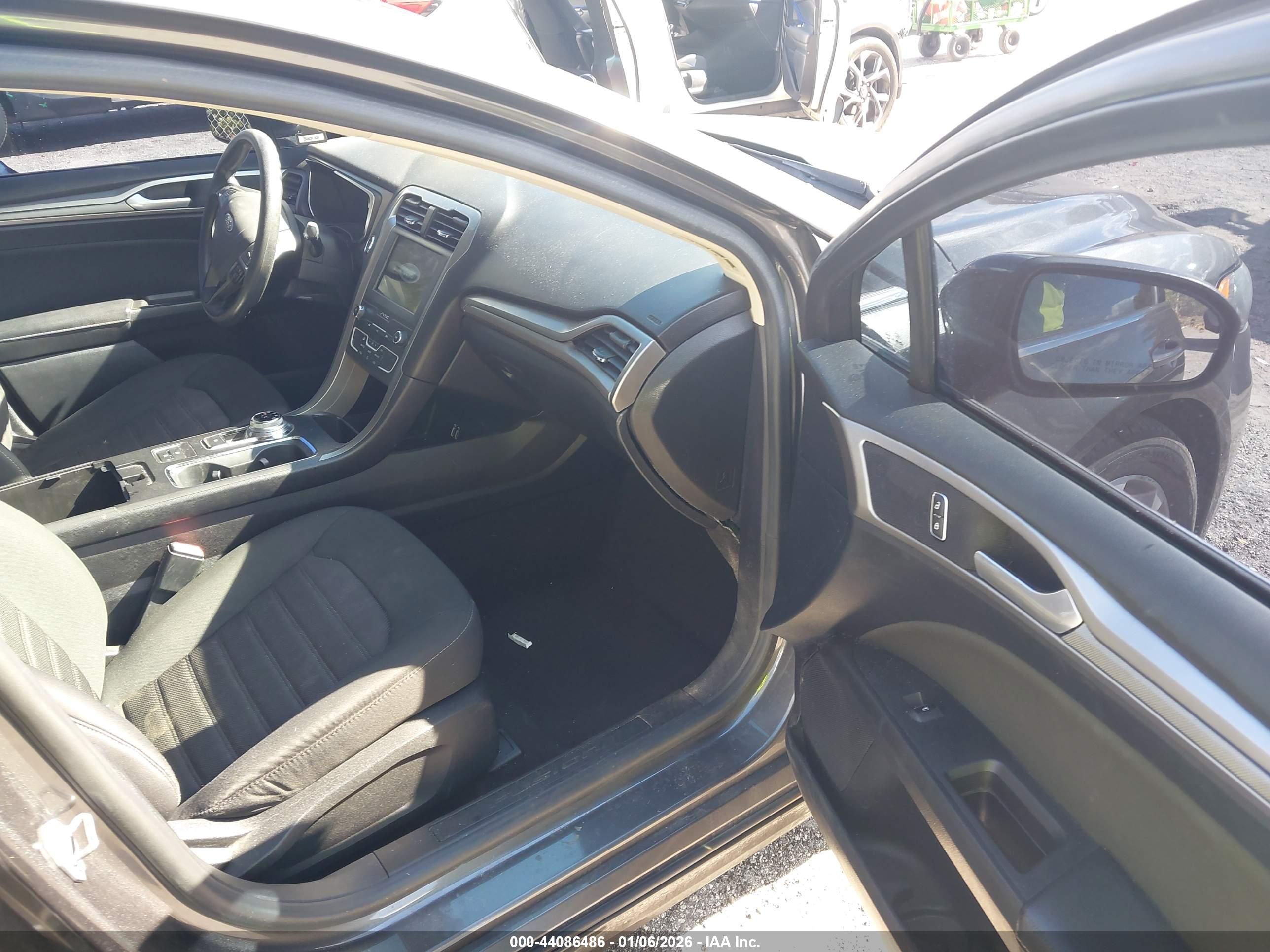 FORD FUSION image 5