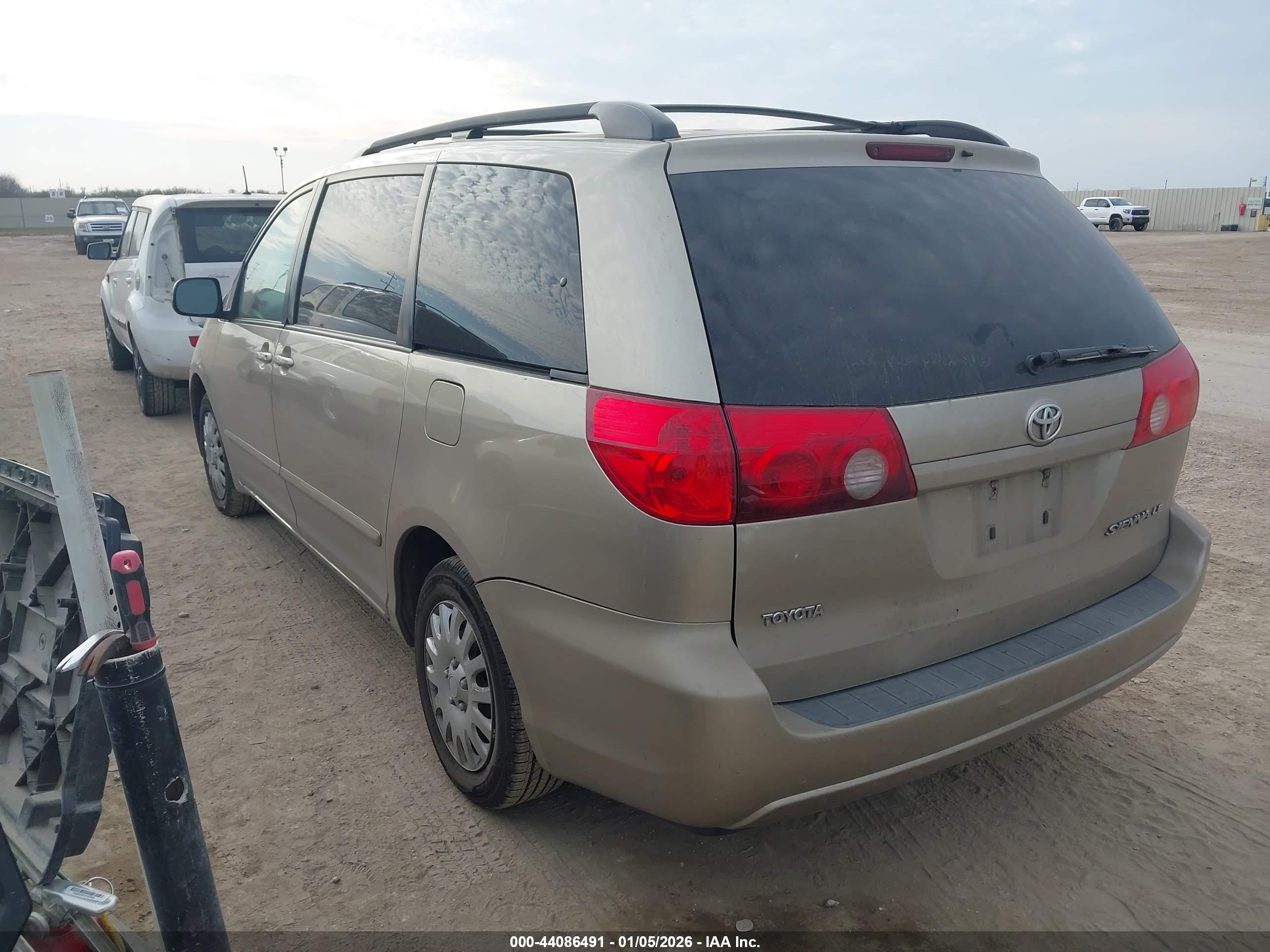 TOYOTA SIENNA image 3