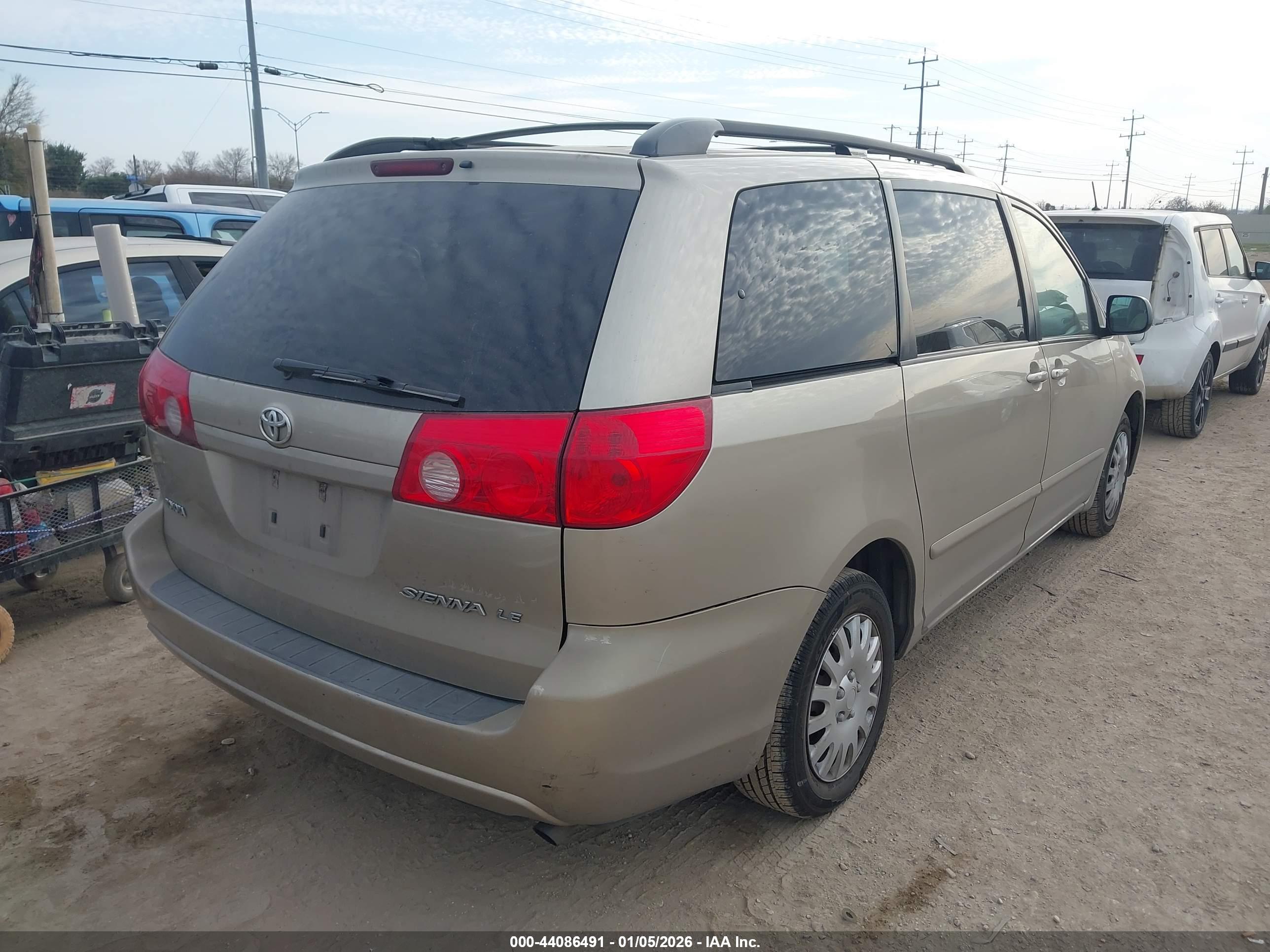 TOYOTA SIENNA image 4
