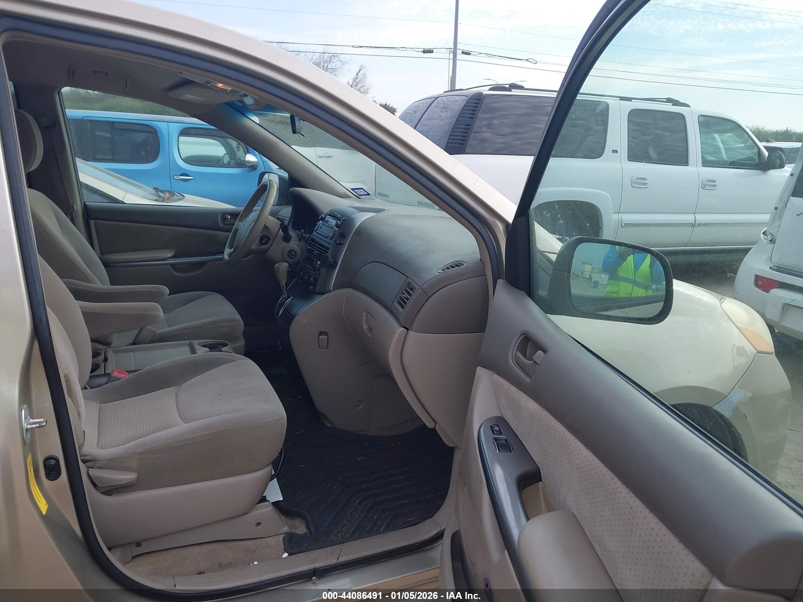 TOYOTA SIENNA image 5