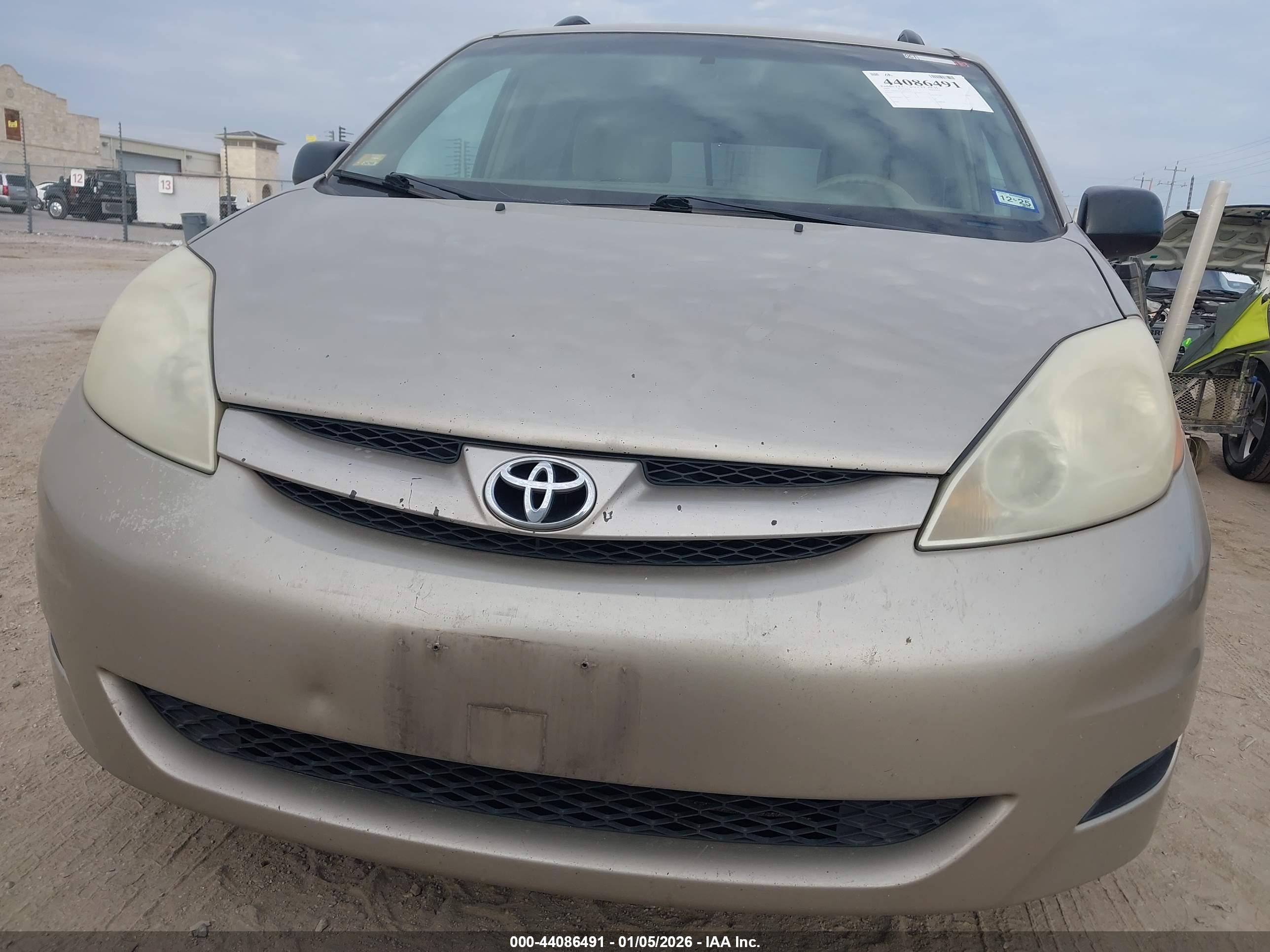 TOYOTA SIENNA image 6