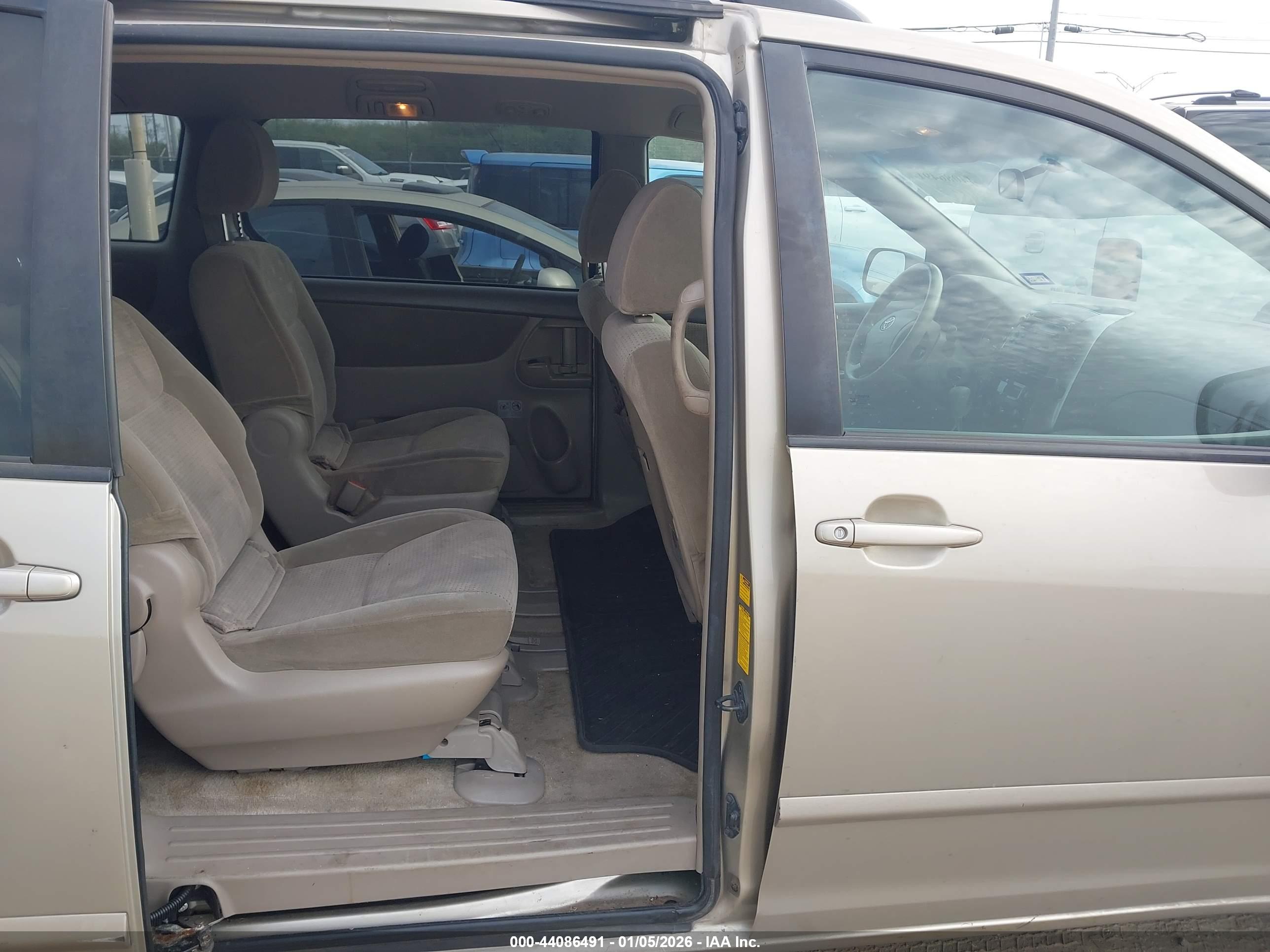 TOYOTA SIENNA image 8