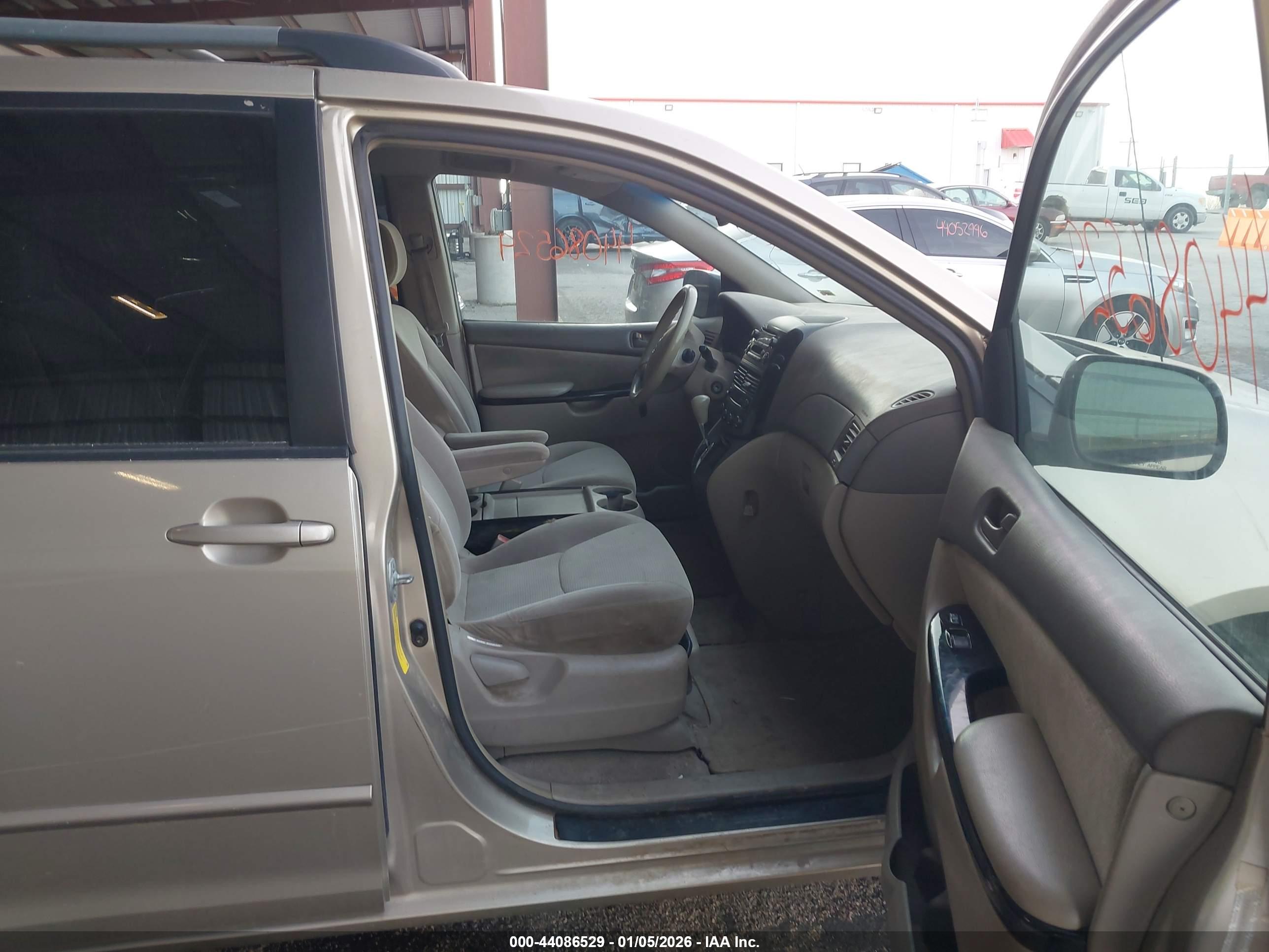 TOYOTA SIENNA image 5