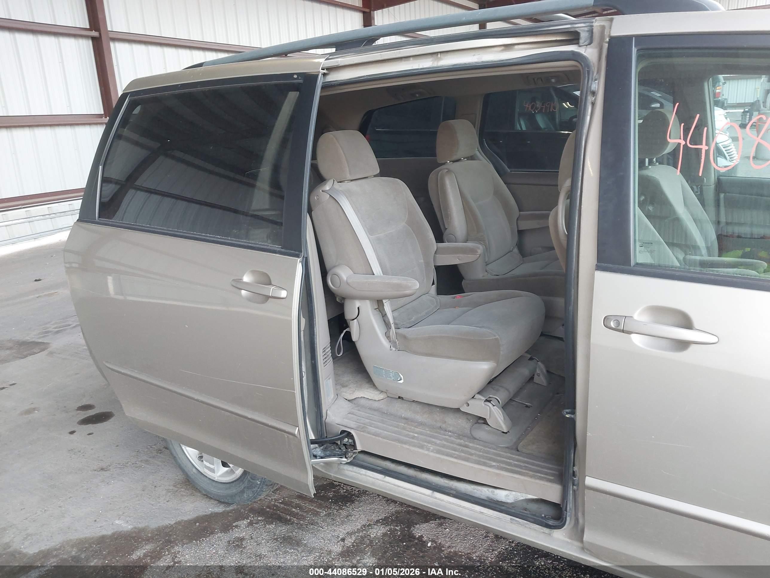 TOYOTA SIENNA image 8
