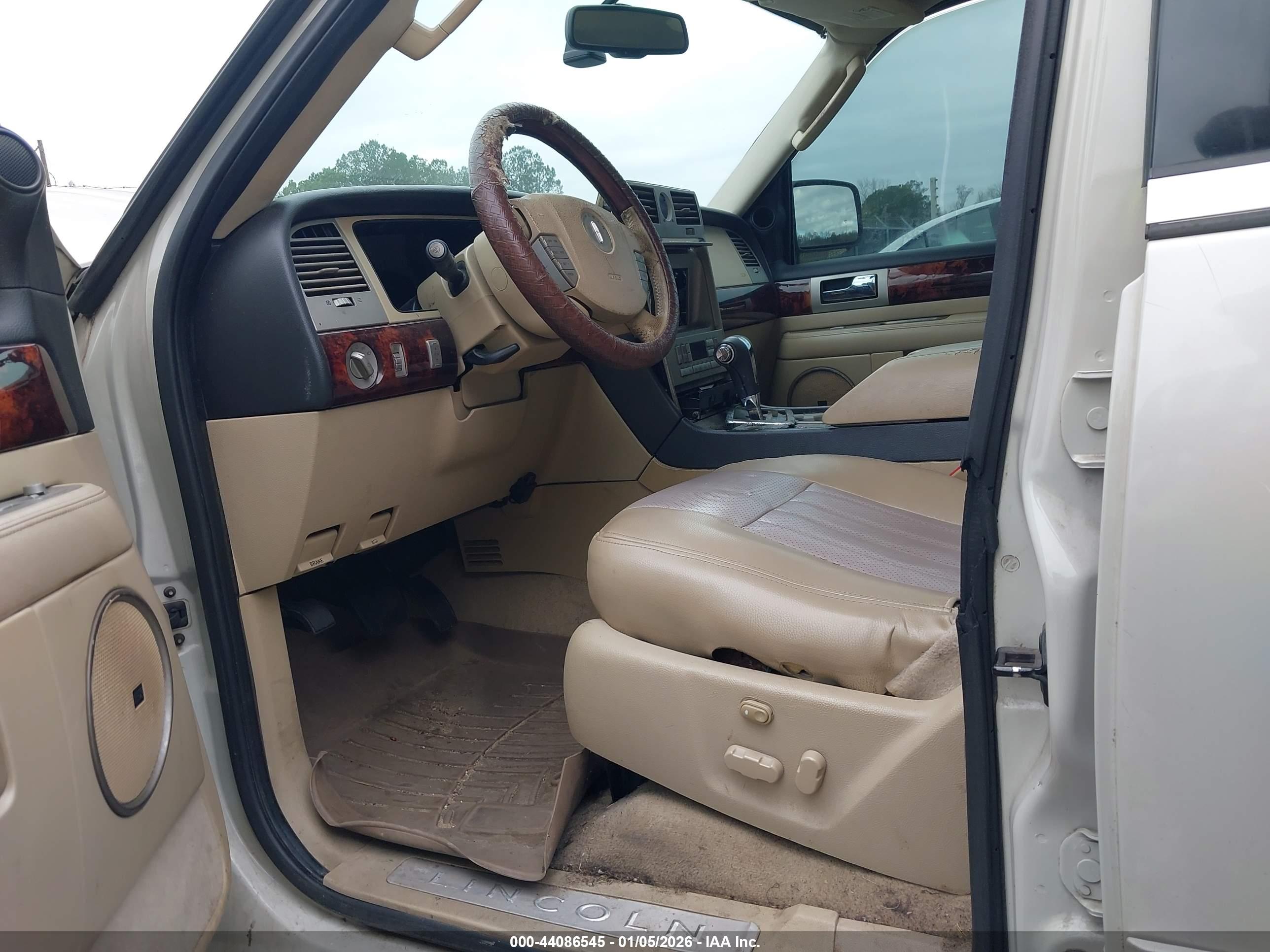 LINCOLN NAVIGATOR image 5