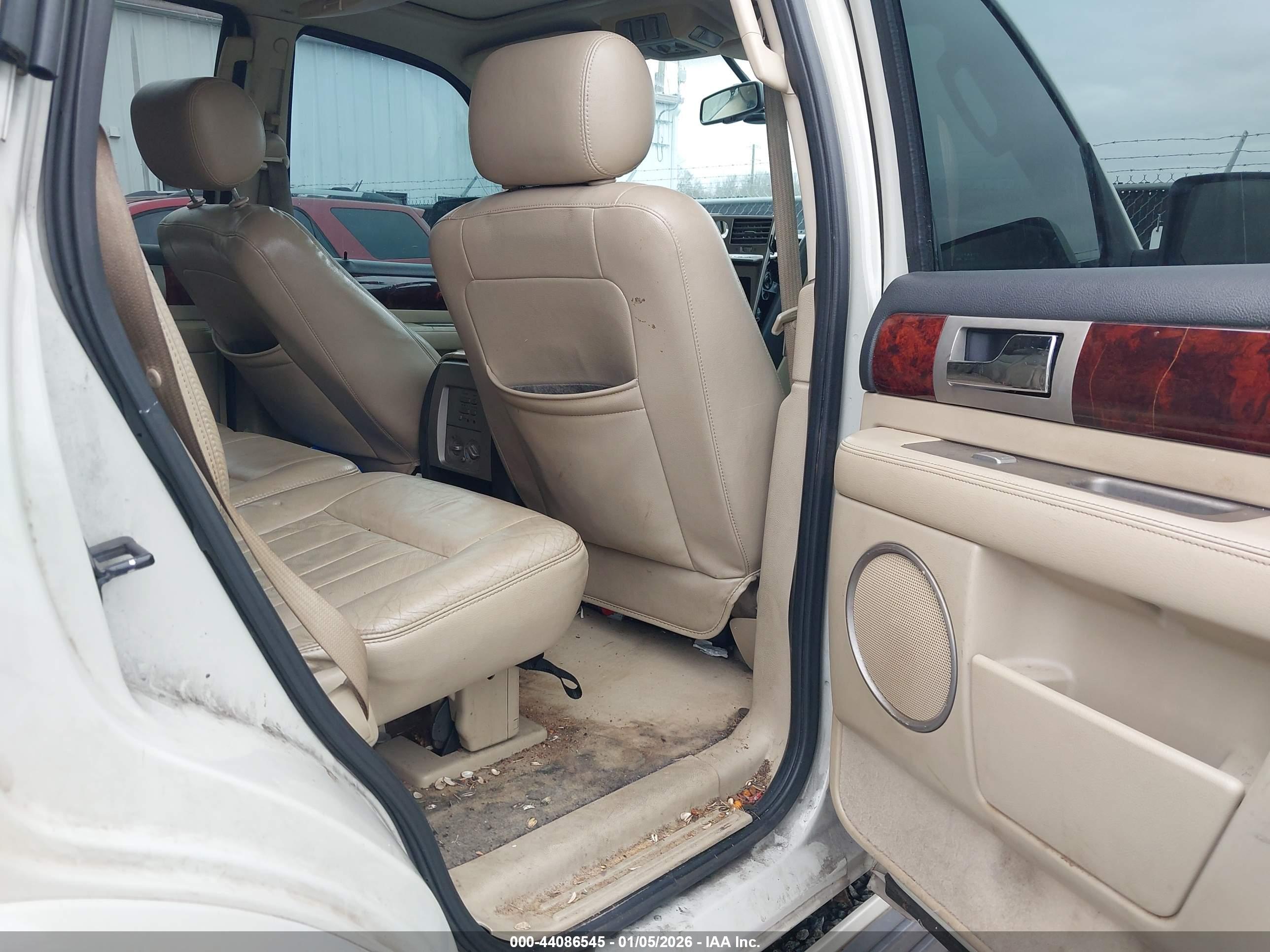 LINCOLN NAVIGATOR image 8