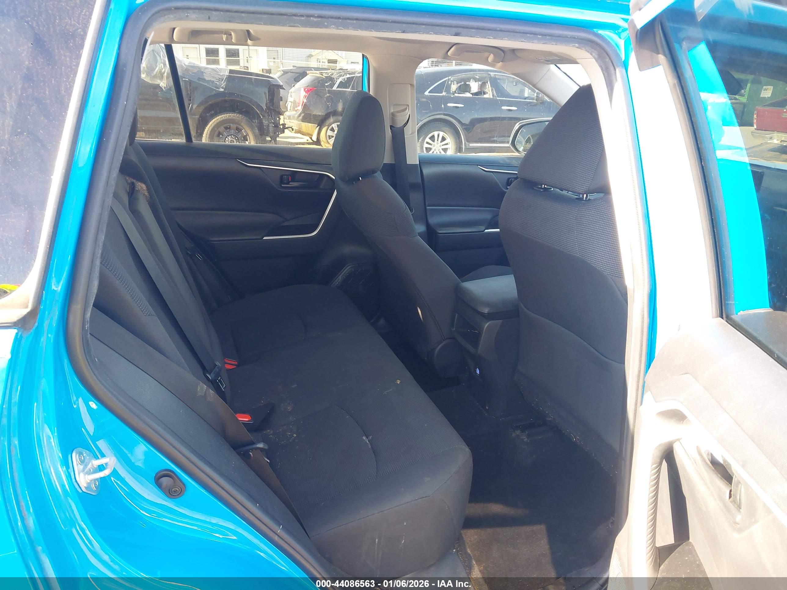 TOYOTA RAV4 image 8