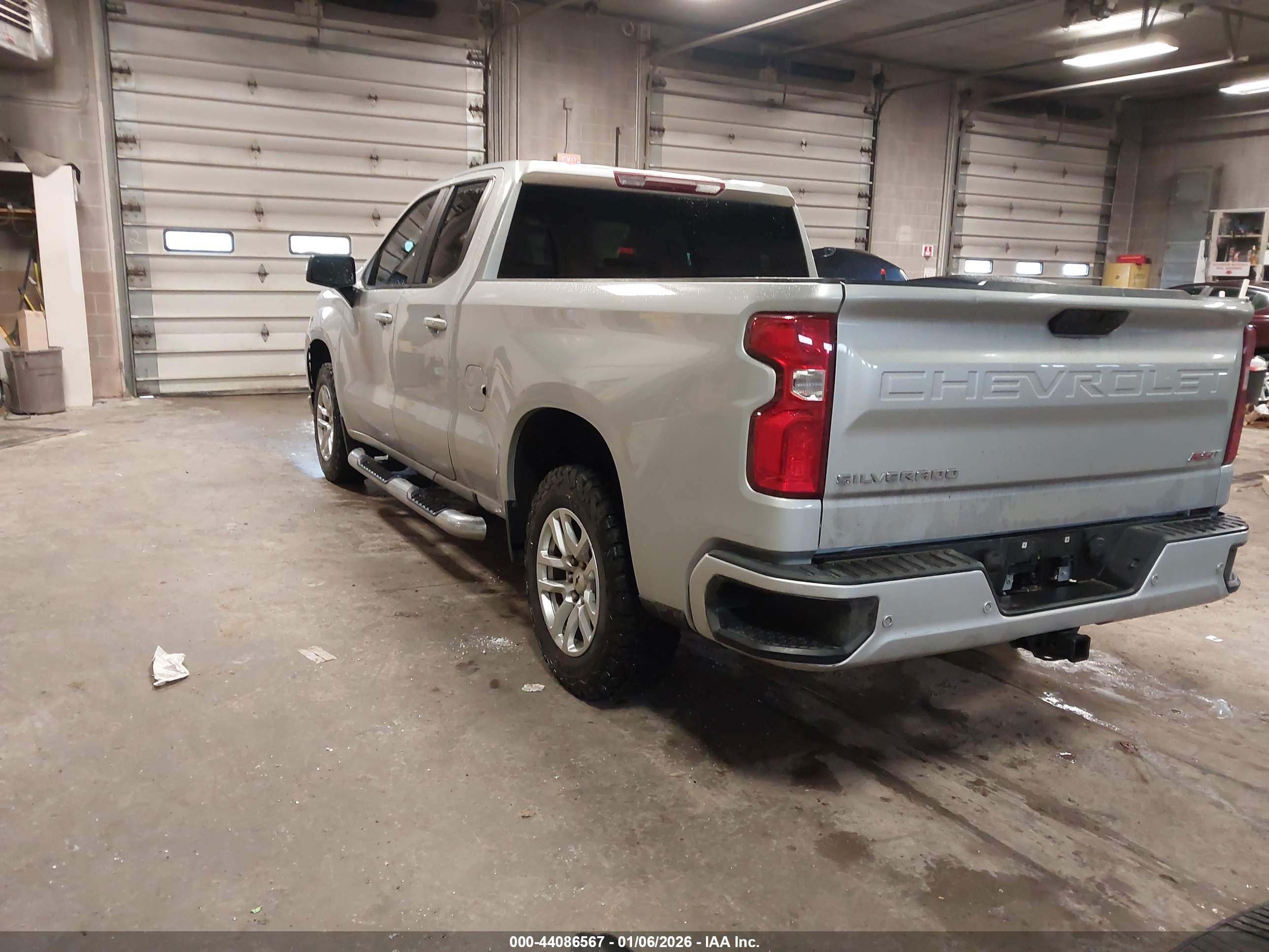 CHEVROLET SILVERADO image 3