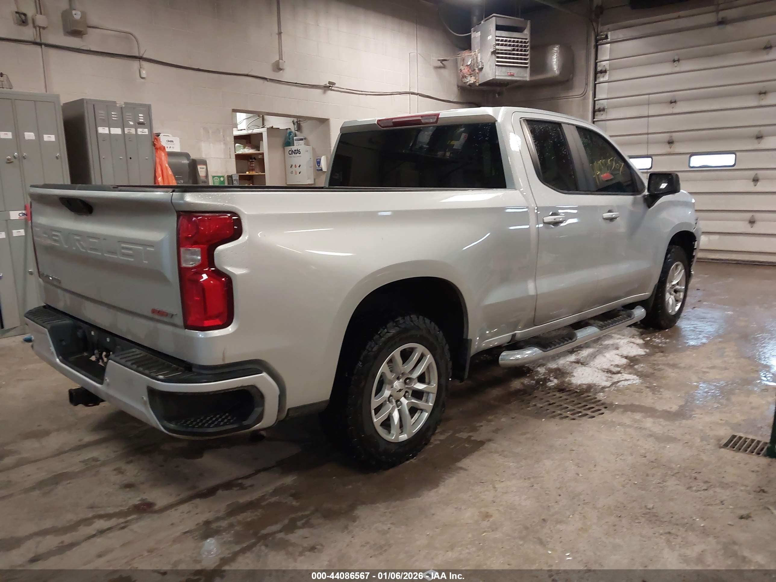 CHEVROLET SILVERADO image 4