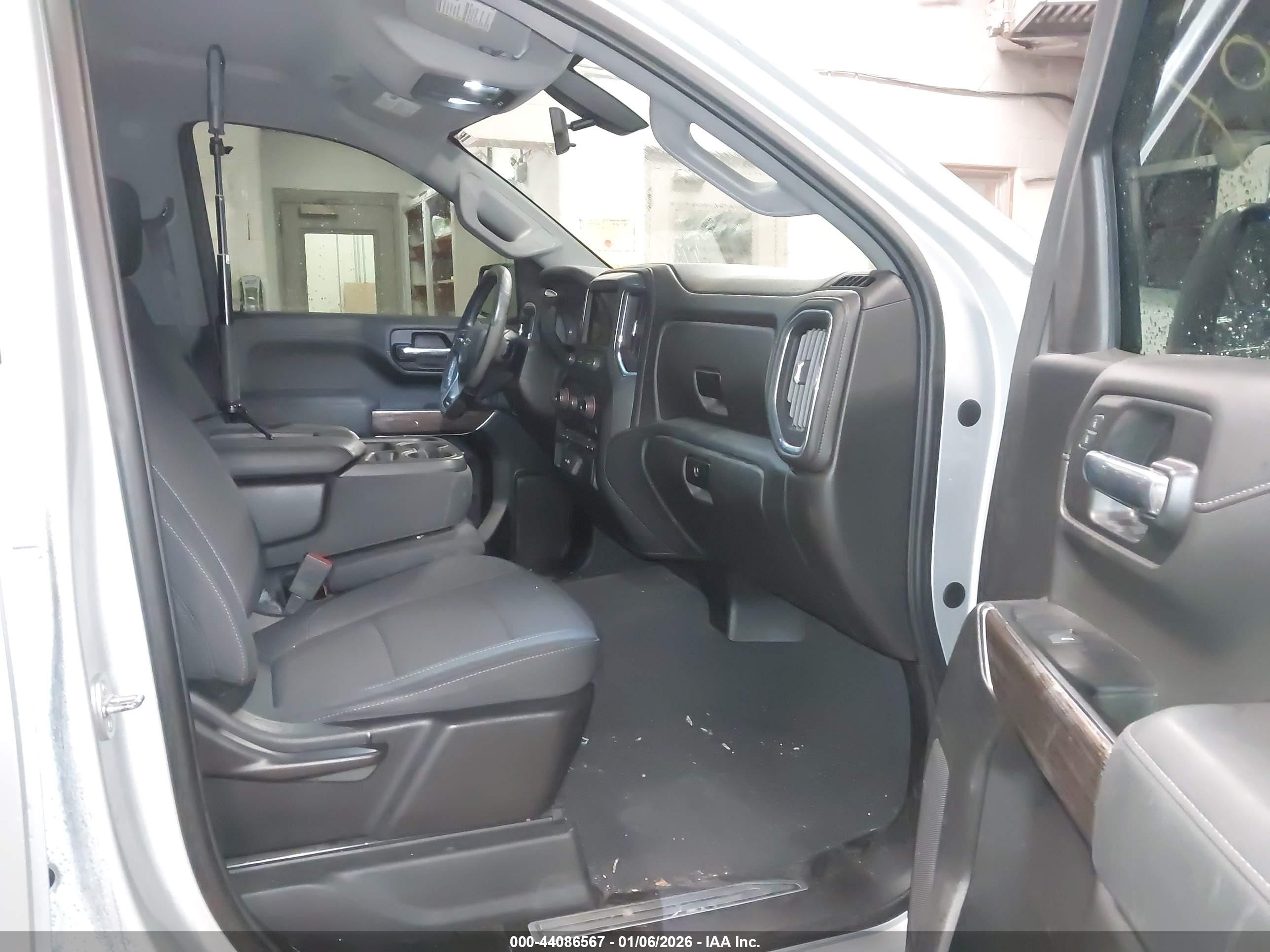 CHEVROLET SILVERADO image 5