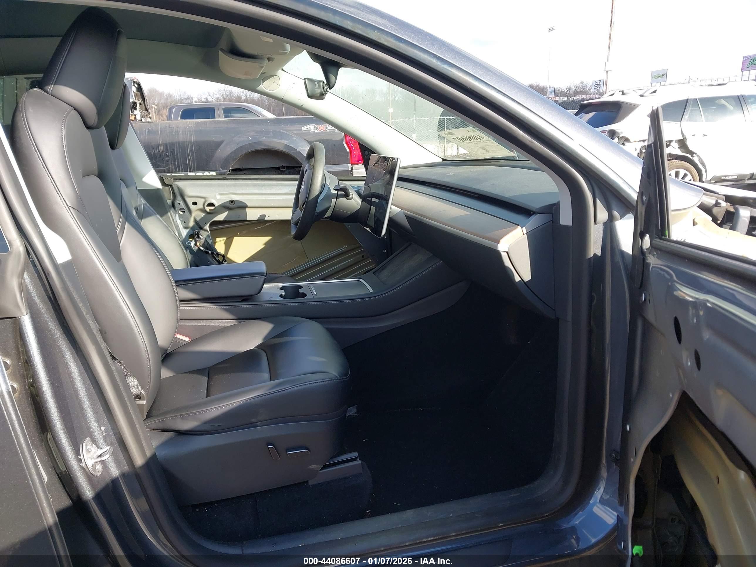 TESLA MODEL image 5