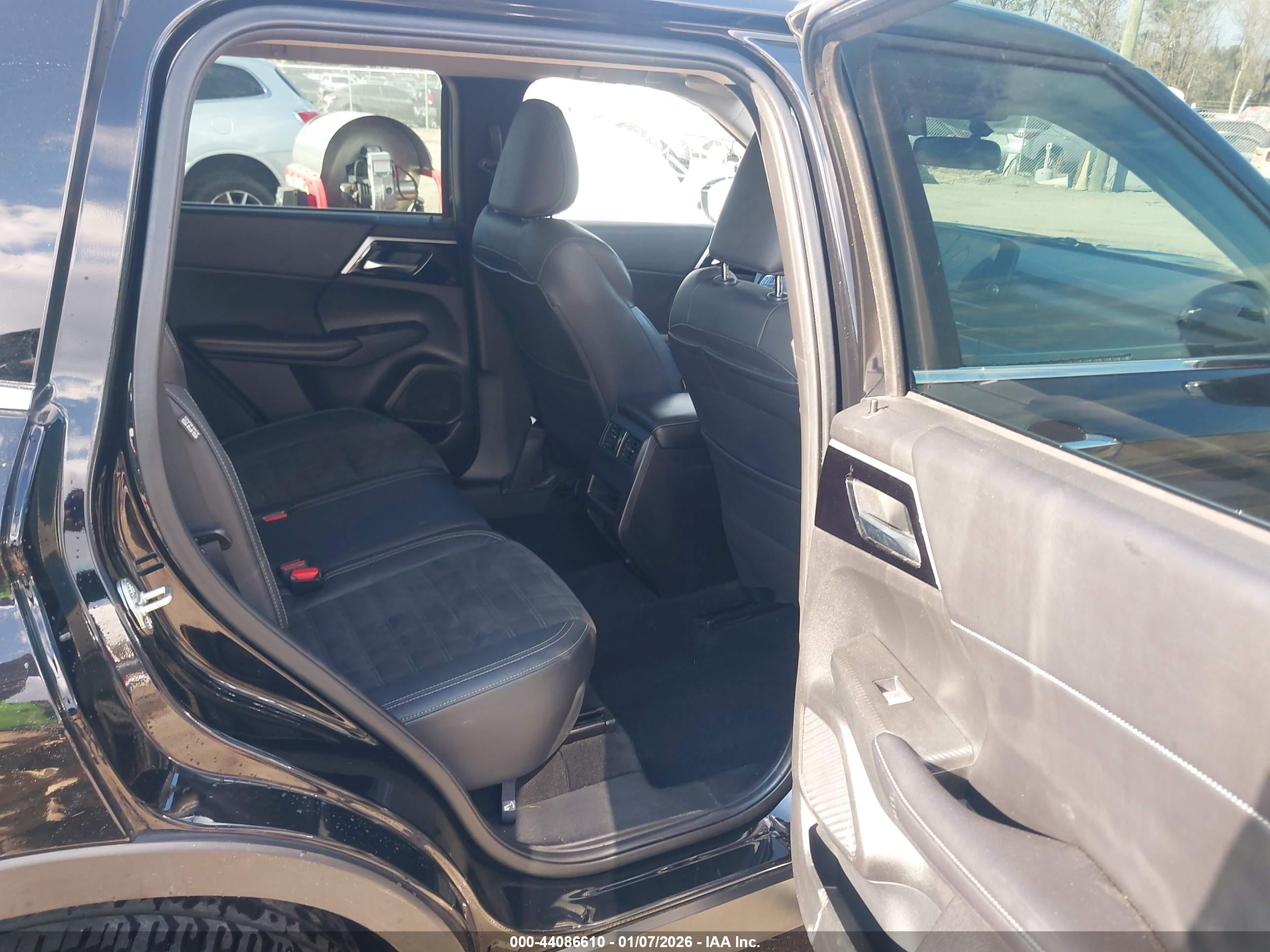 MITSUBISHI OUTLANDER image 8