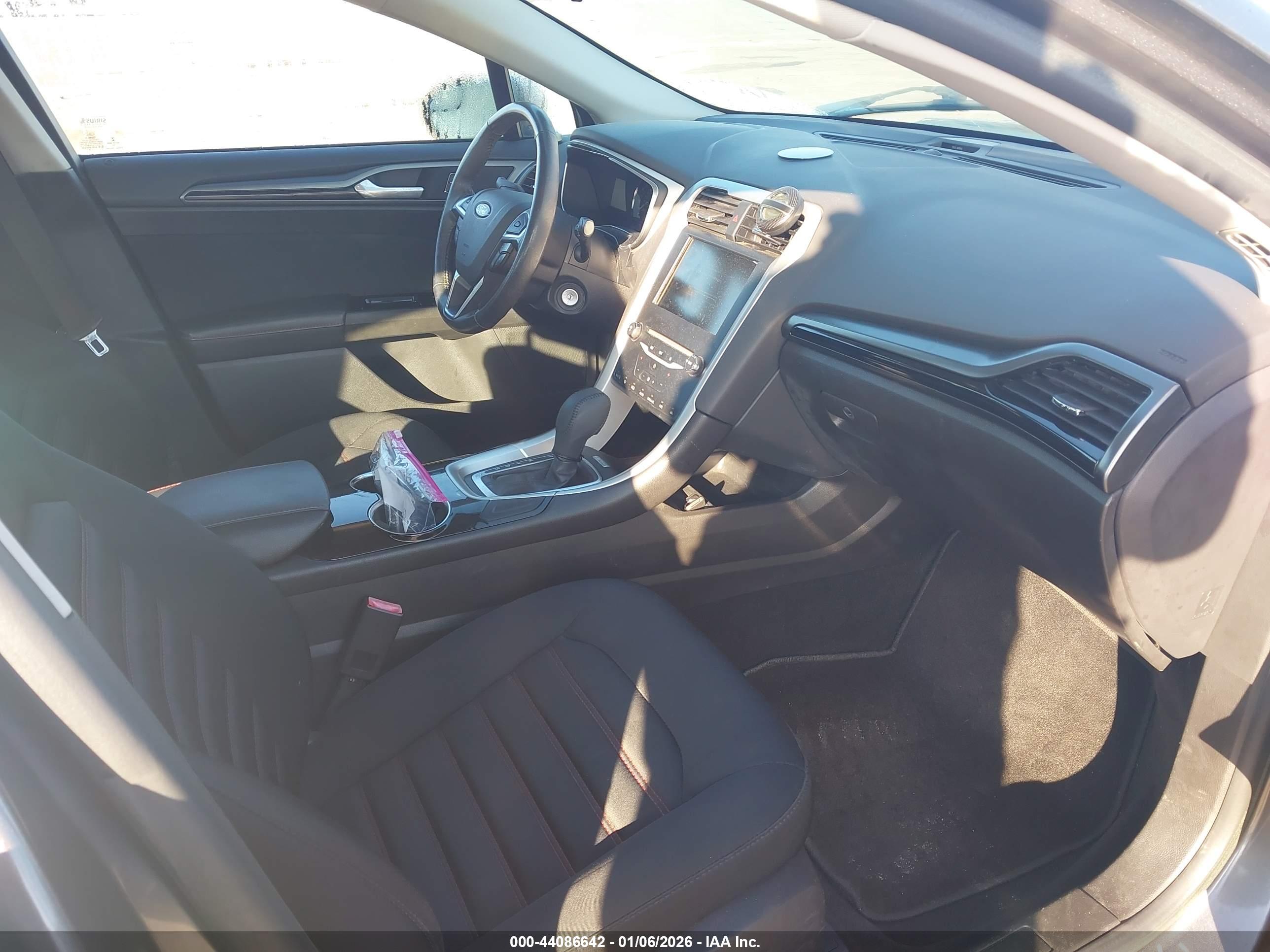 FORD FUSION image 5