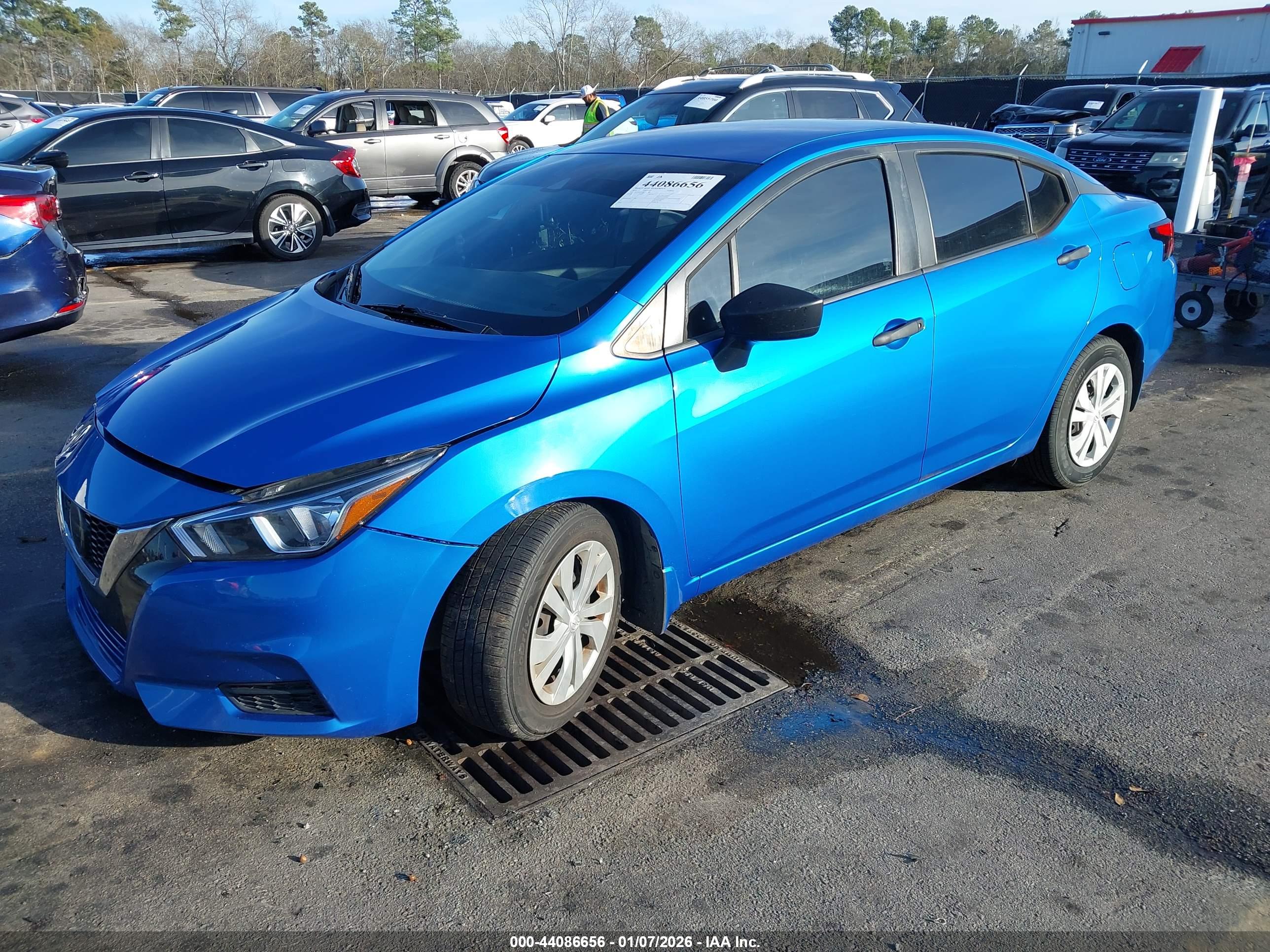 NISSAN VERSA image 2