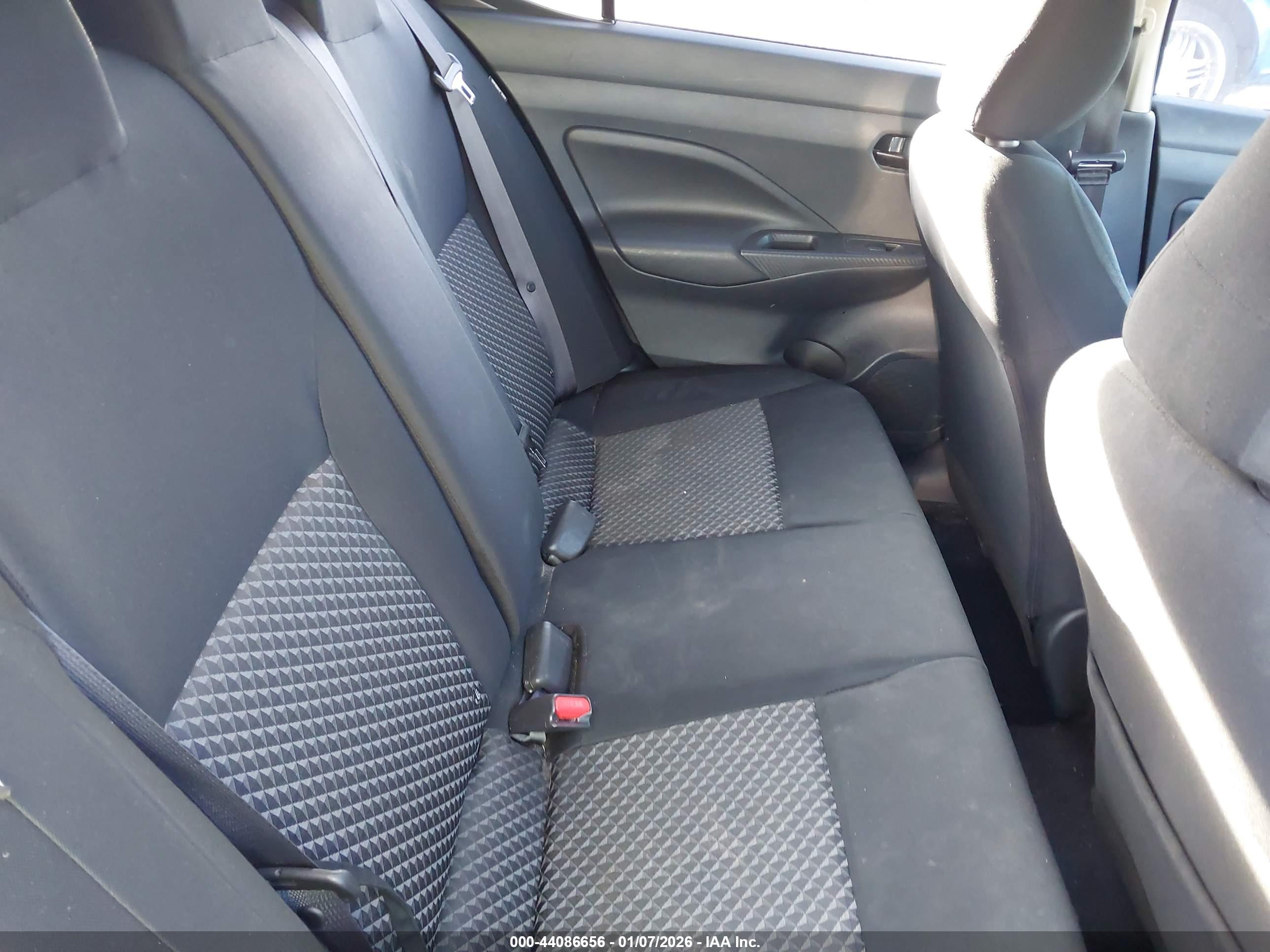 NISSAN VERSA image 8