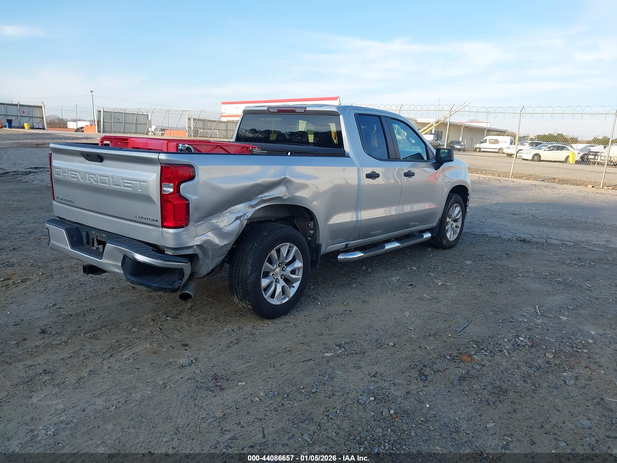 CHEVROLET SILVERADO image 4