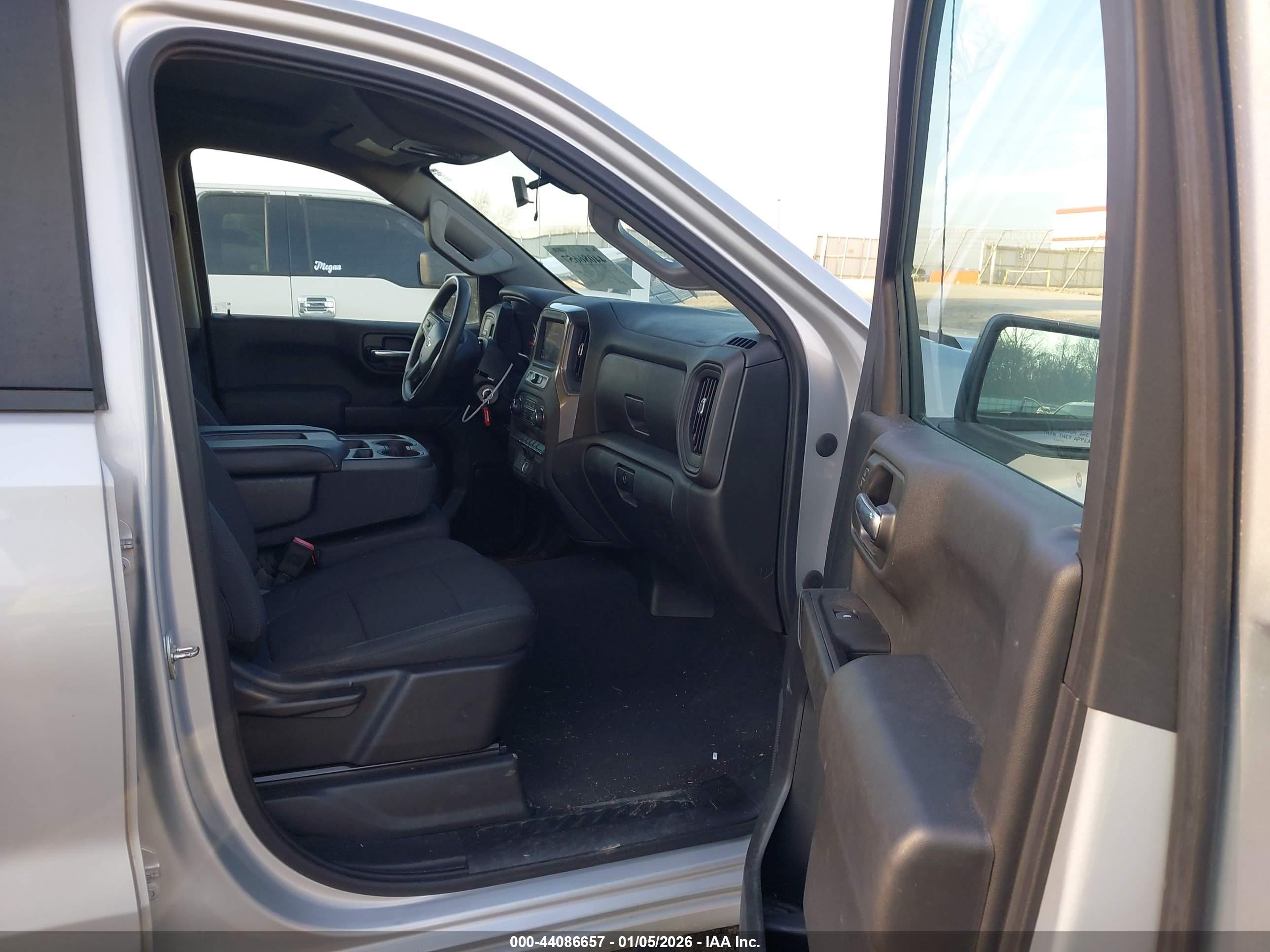 CHEVROLET SILVERADO image 5