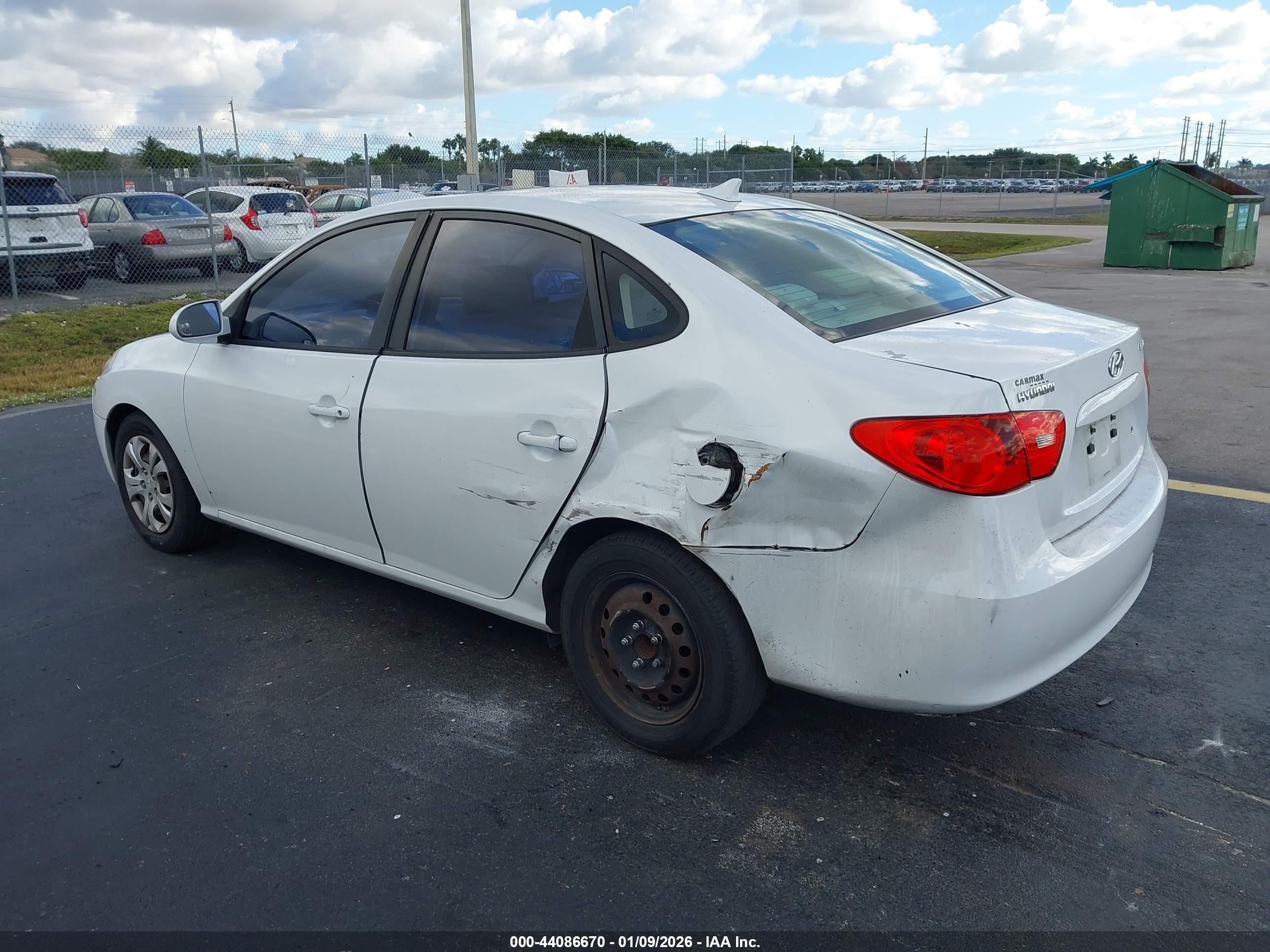 HYUNDAI ELANTRA image 3