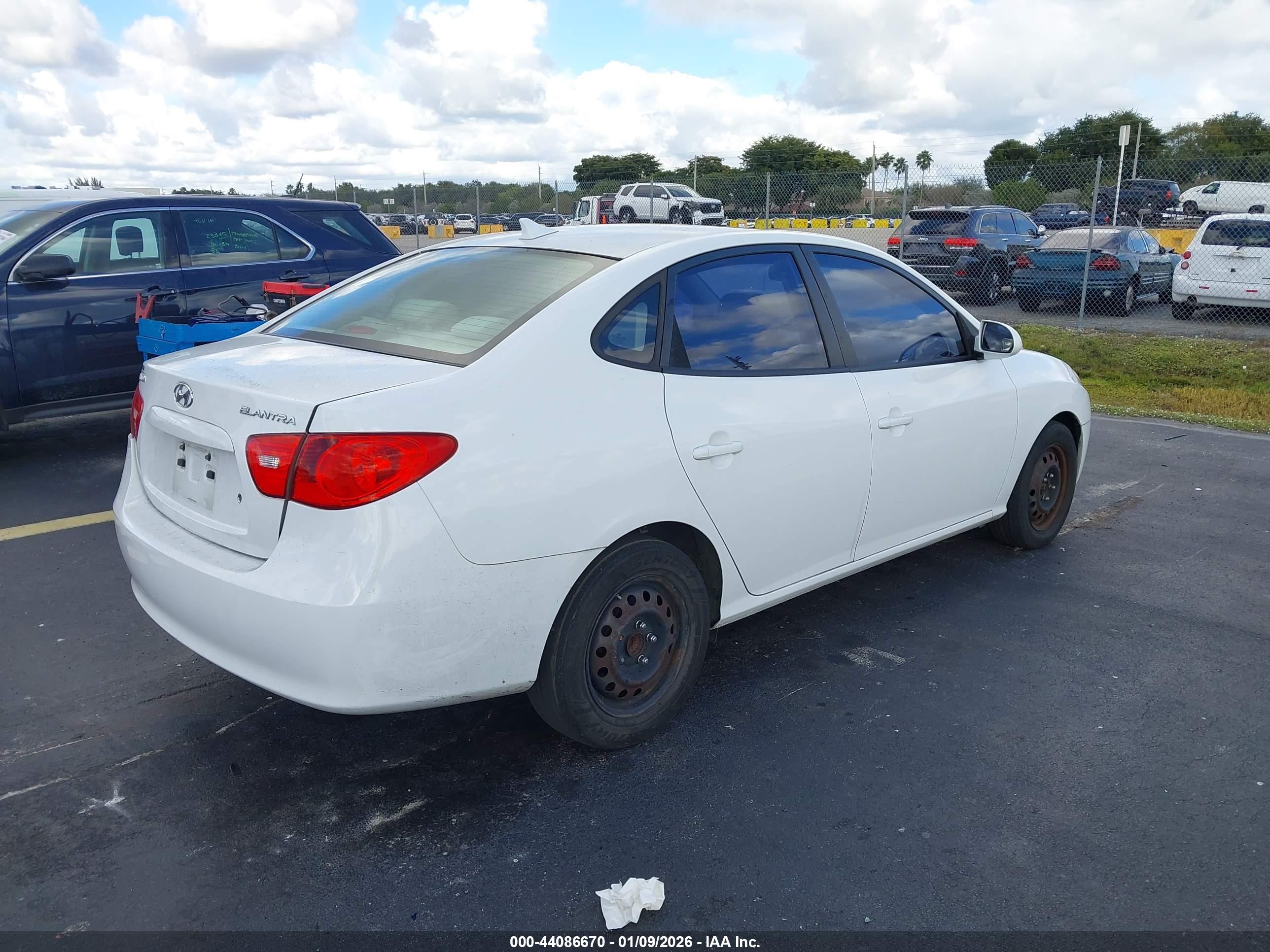HYUNDAI ELANTRA image 4