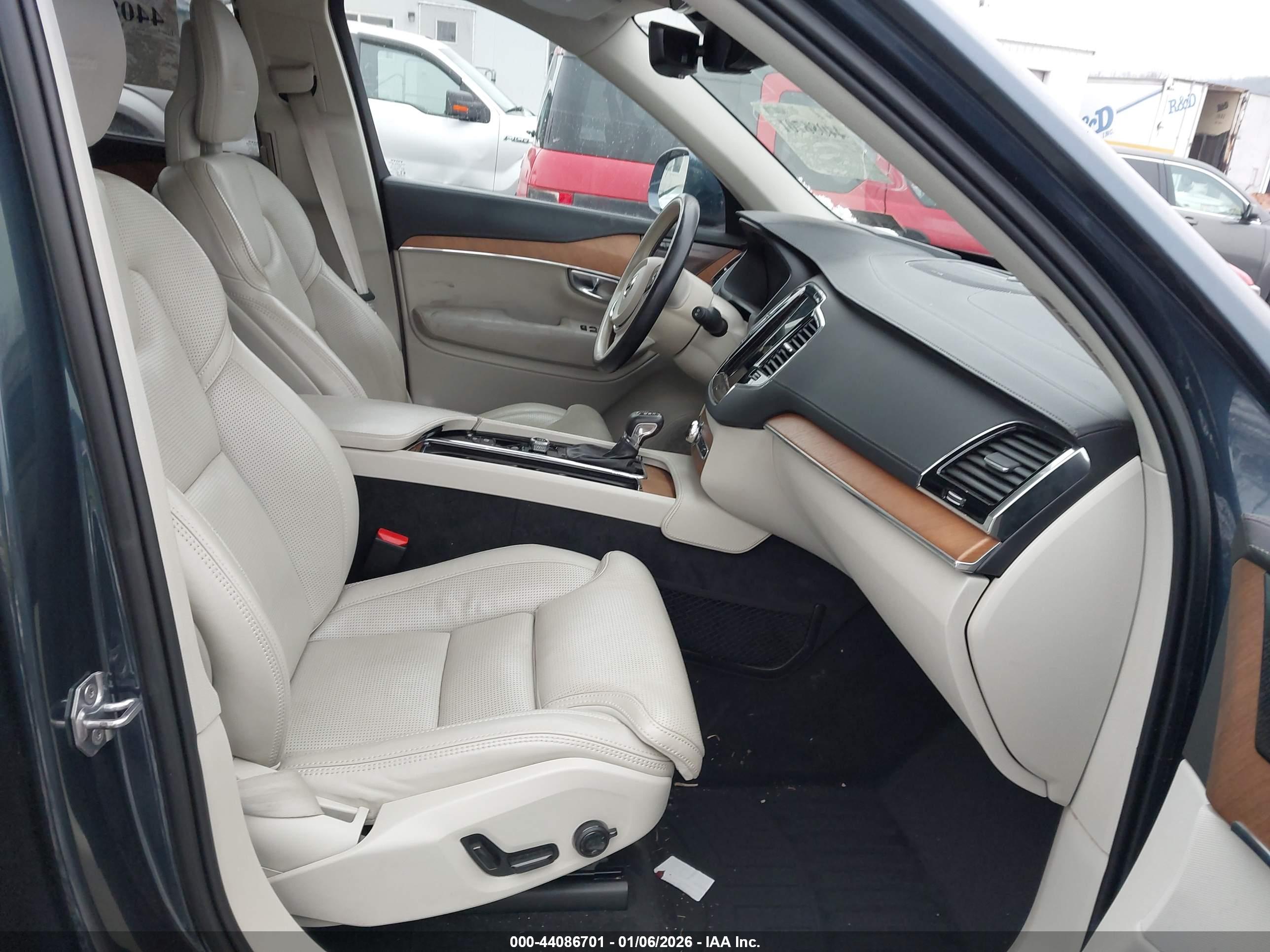 VOLVO XC90 image 5