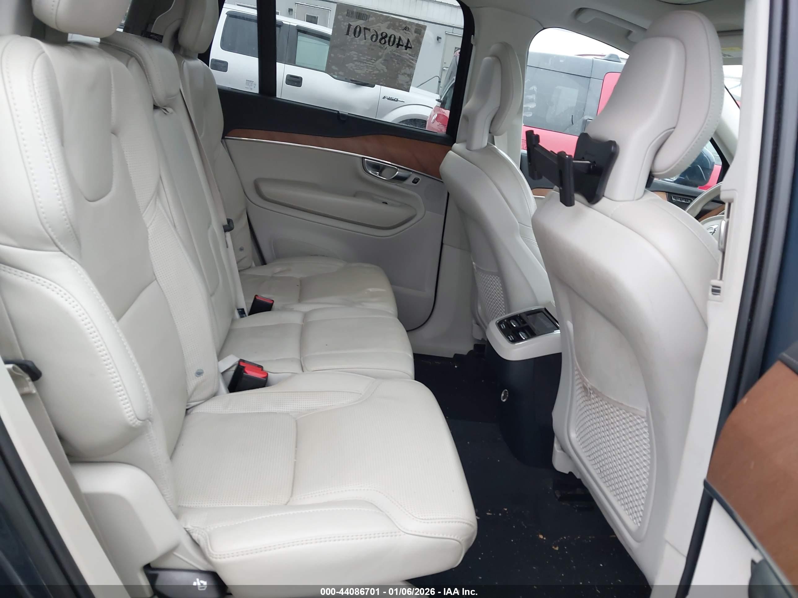 VOLVO XC90 image 8