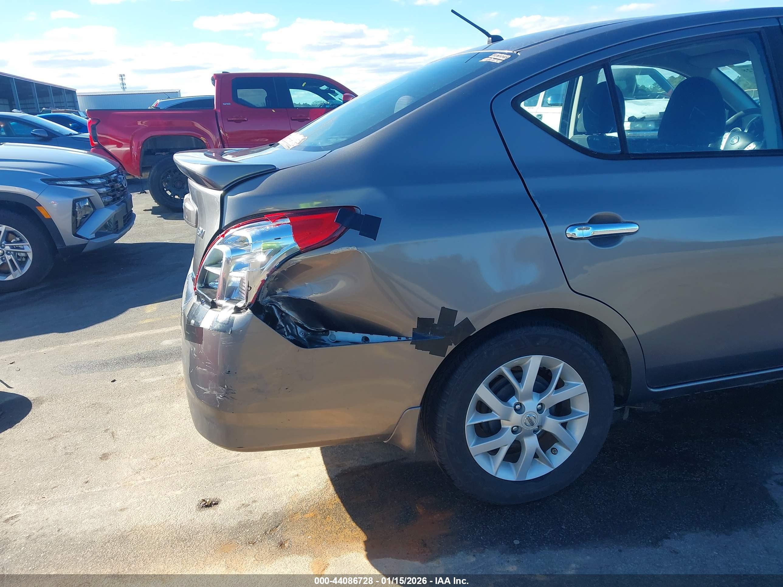 NISSAN VERSA image 6