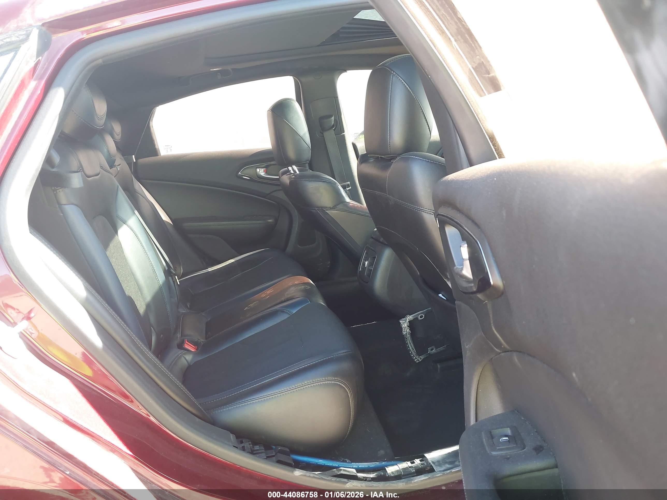 CHRYSLER 200 image 8