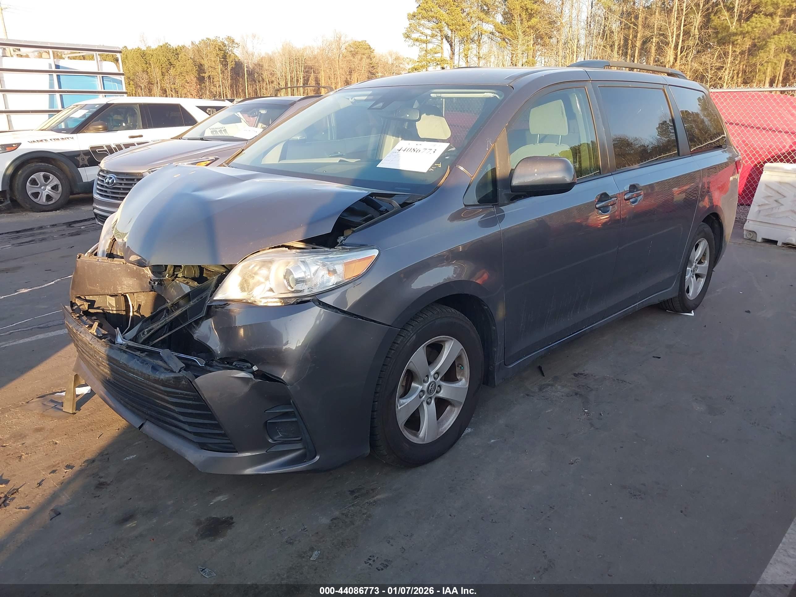 TOYOTA SIENNA image 2