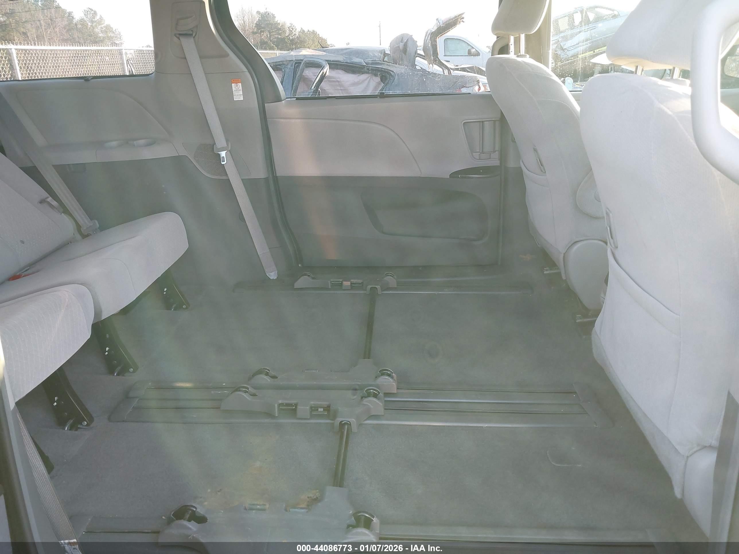 TOYOTA SIENNA image 8