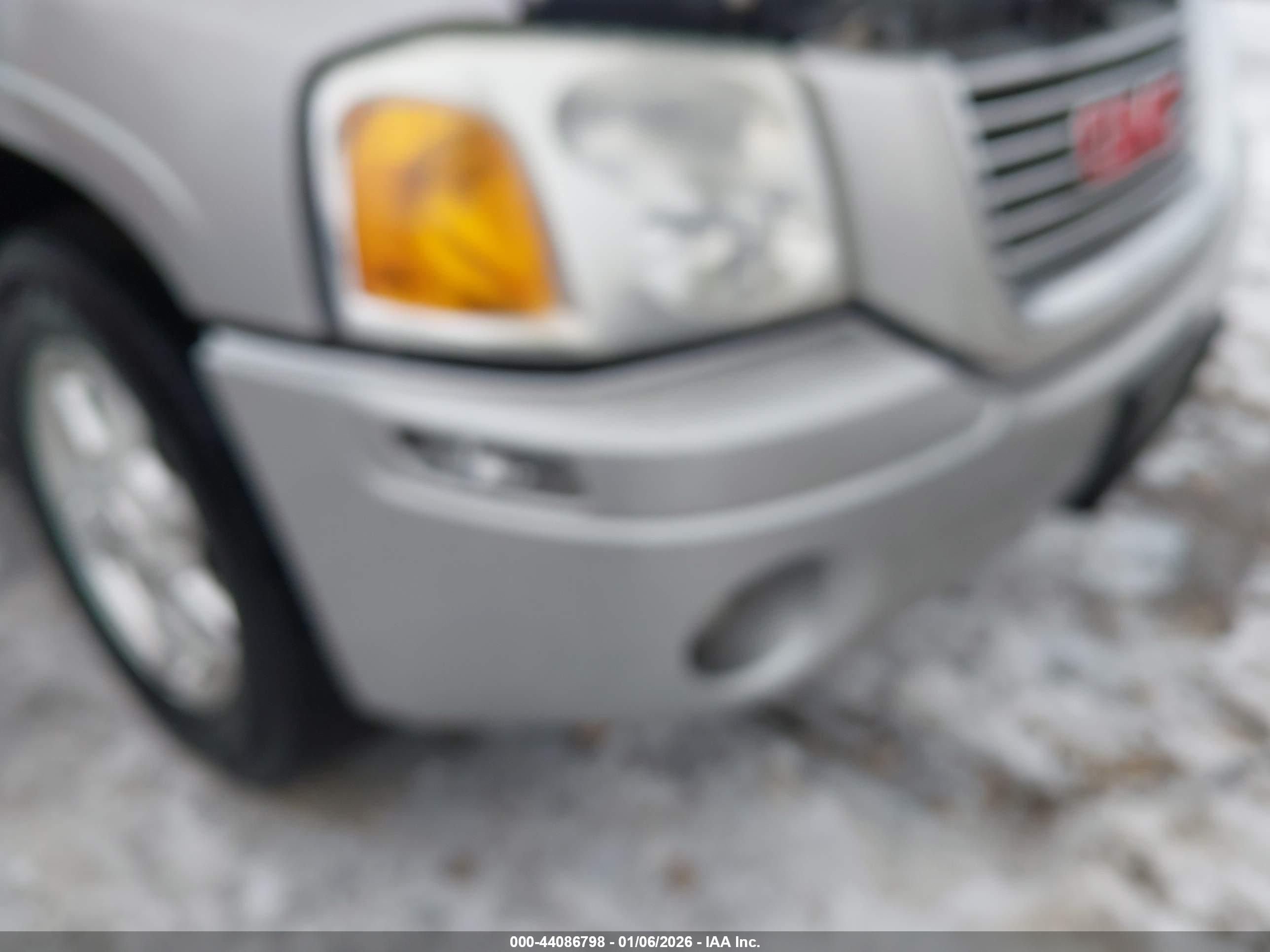 GMC ENVOY image 6