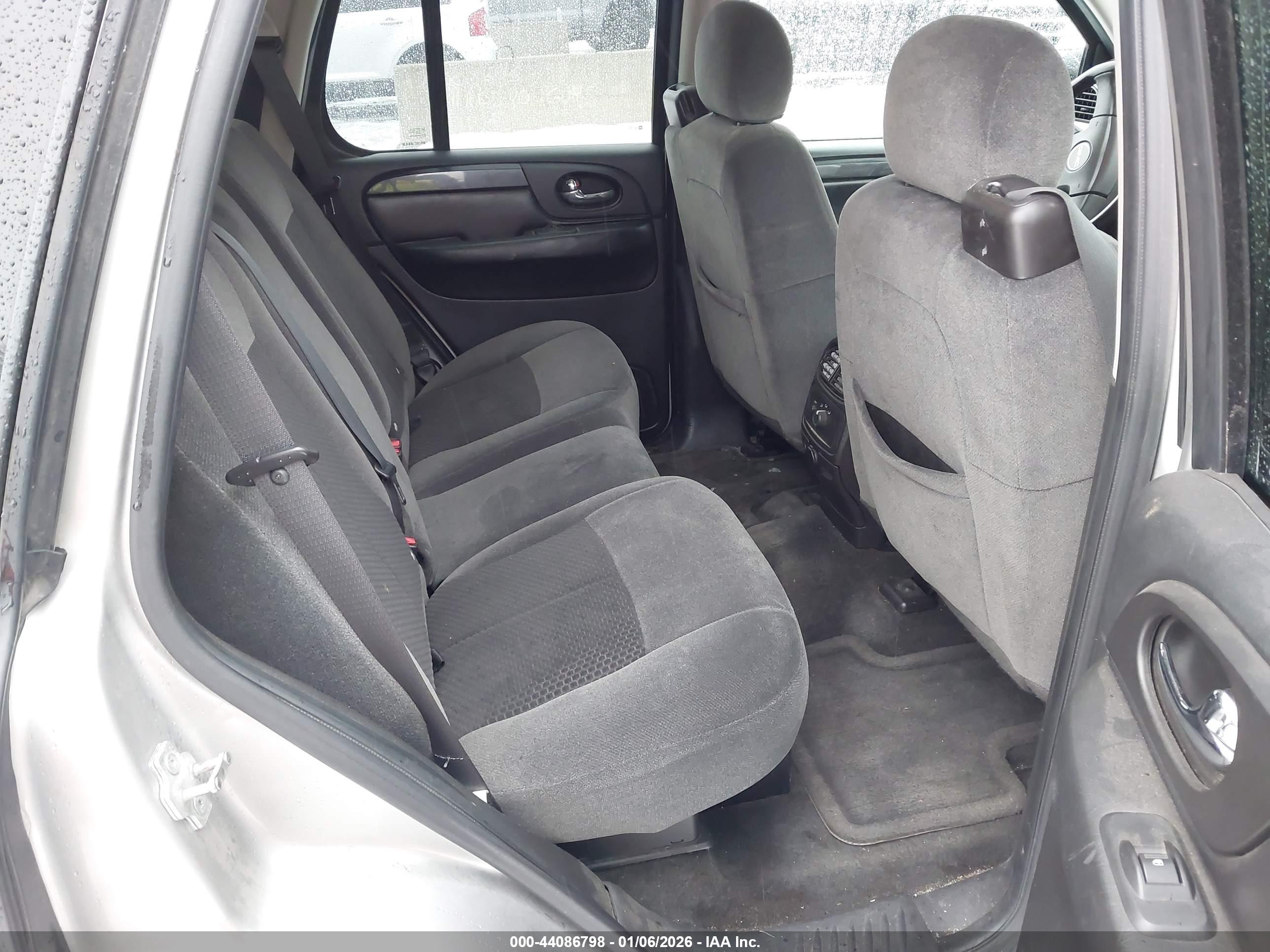 GMC ENVOY image 8