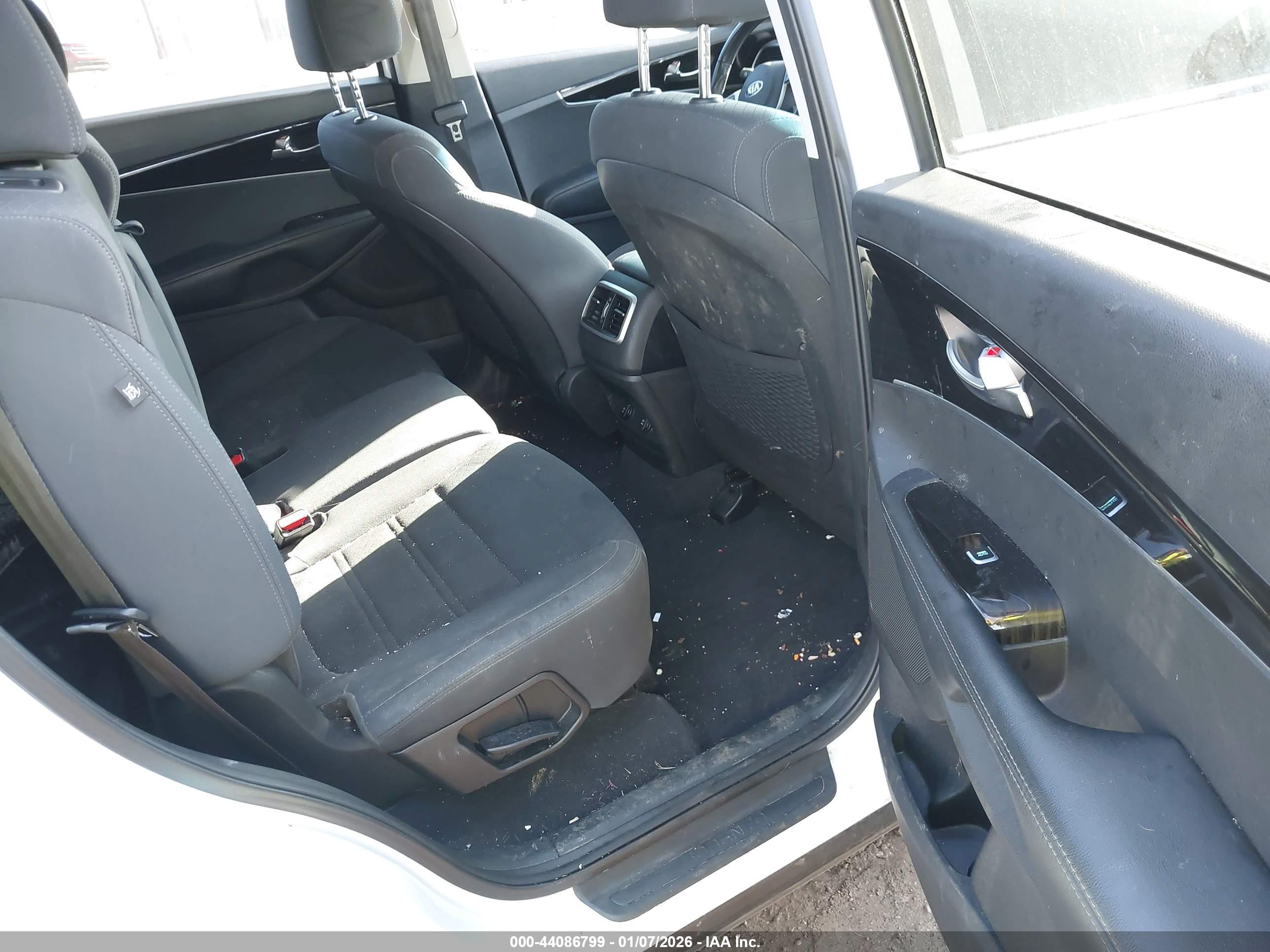 KIA SORENTO image 8