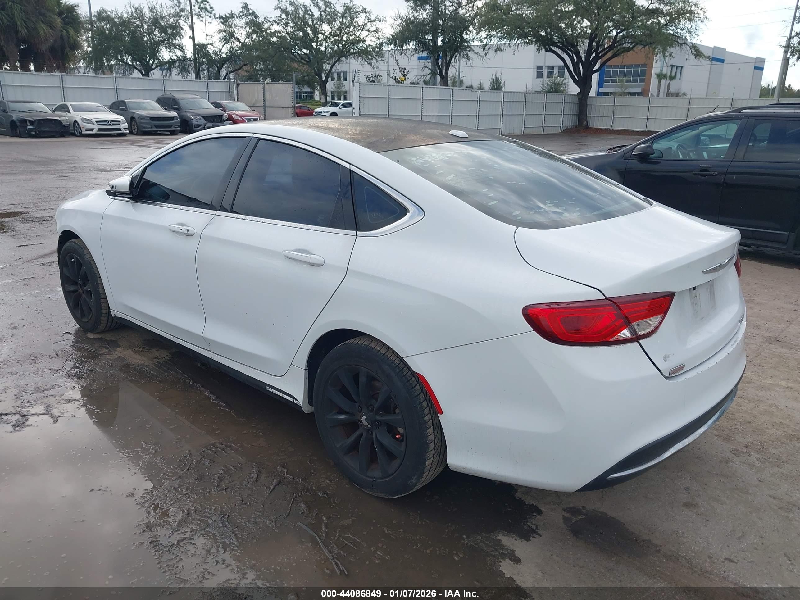 CHRYSLER 200 image 3