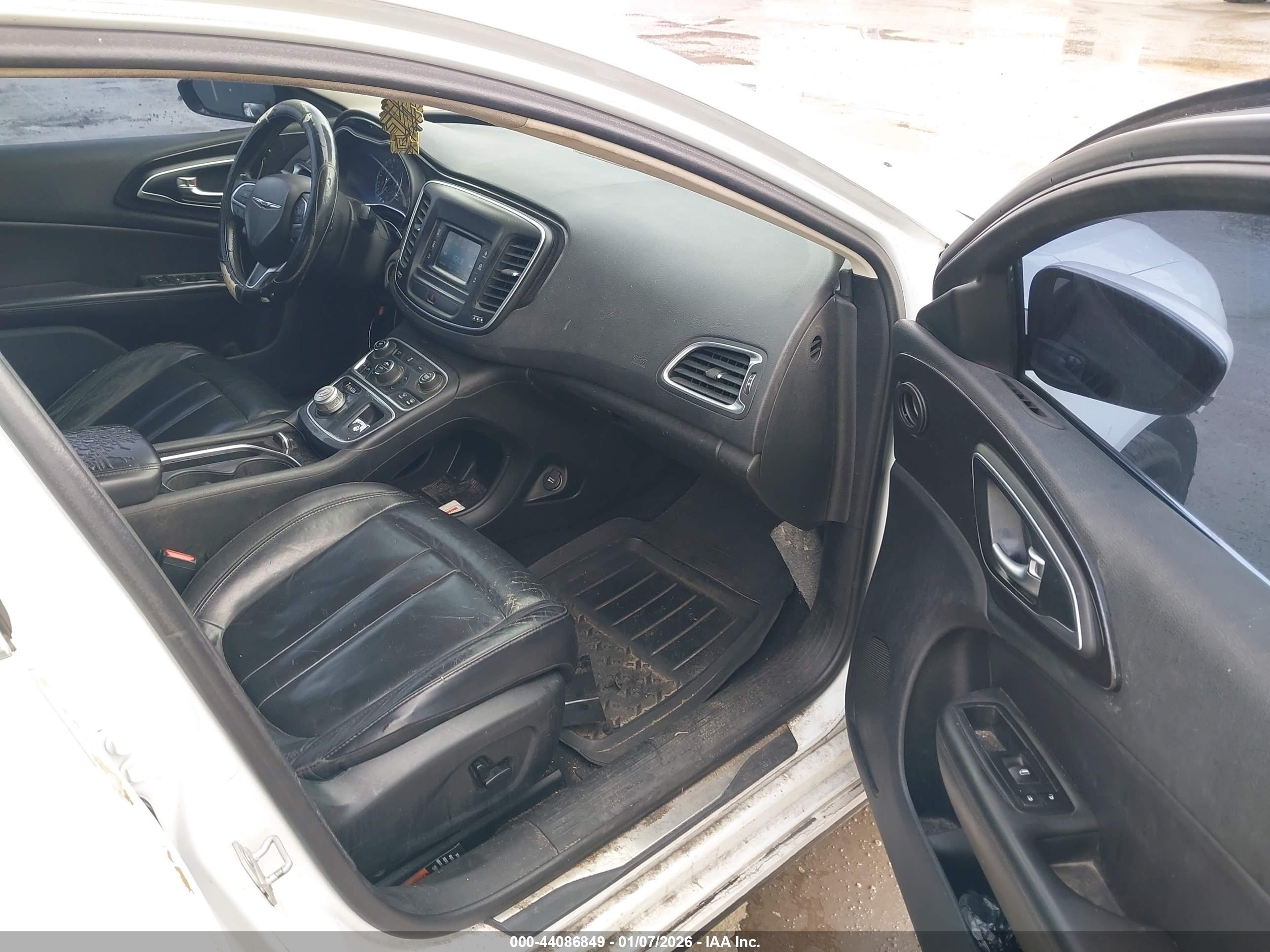 CHRYSLER 200 image 5