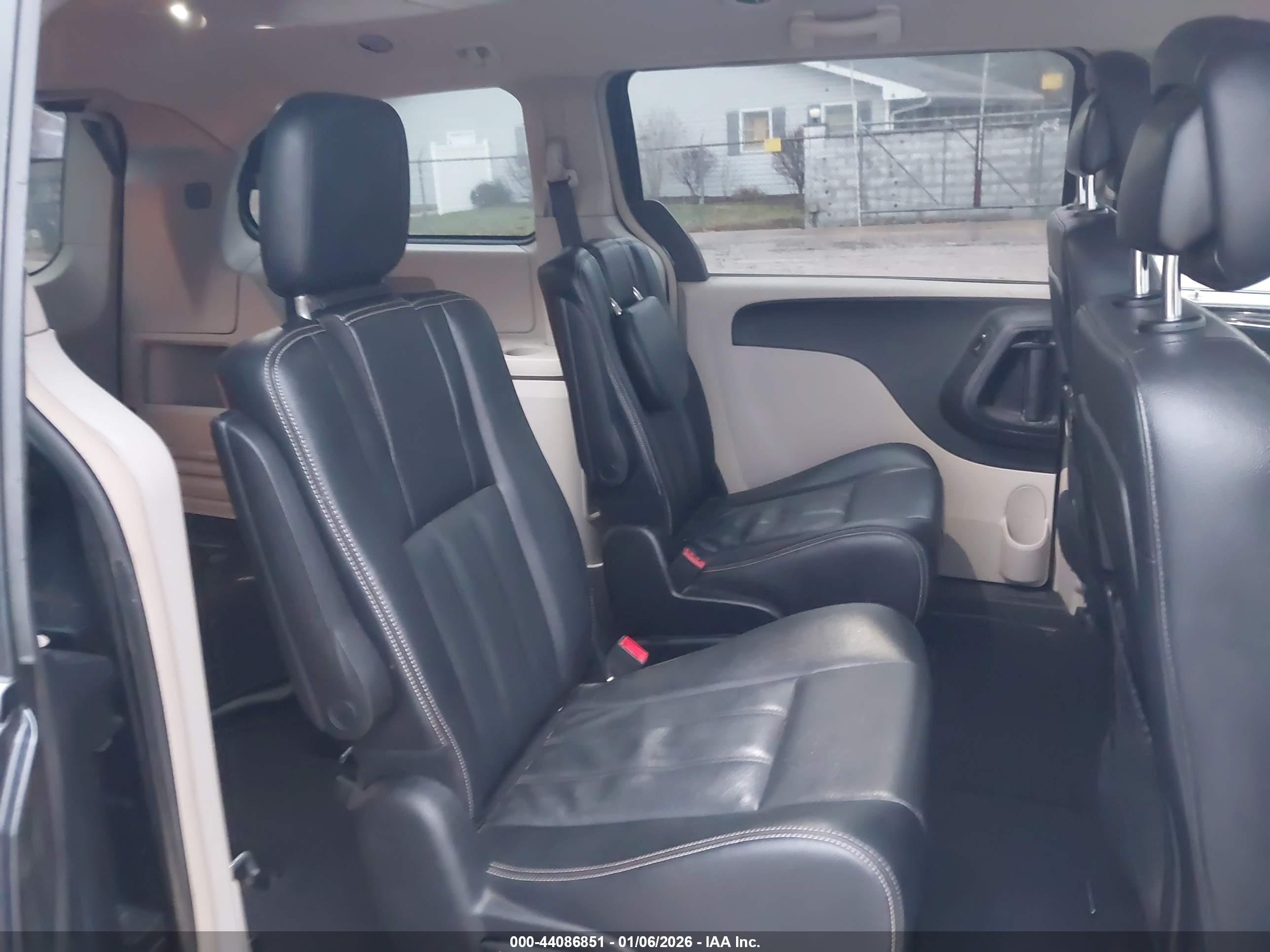 CHRYSLER TOWN image 8