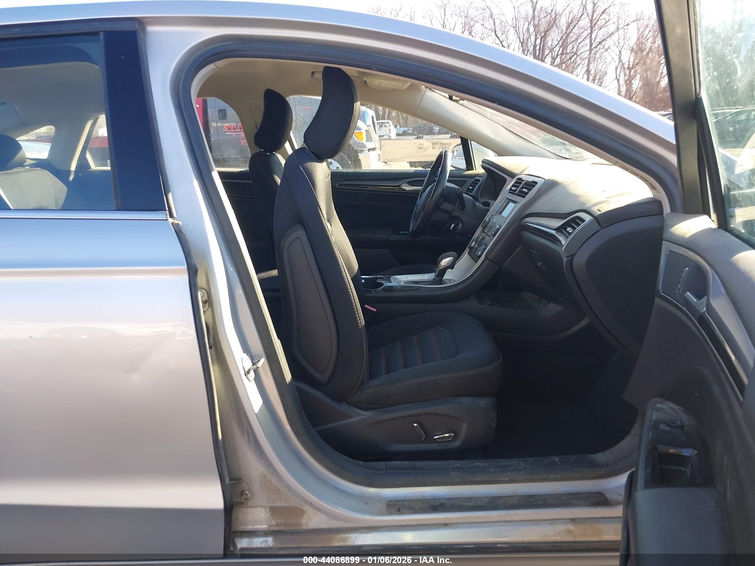 FORD FUSION image 5